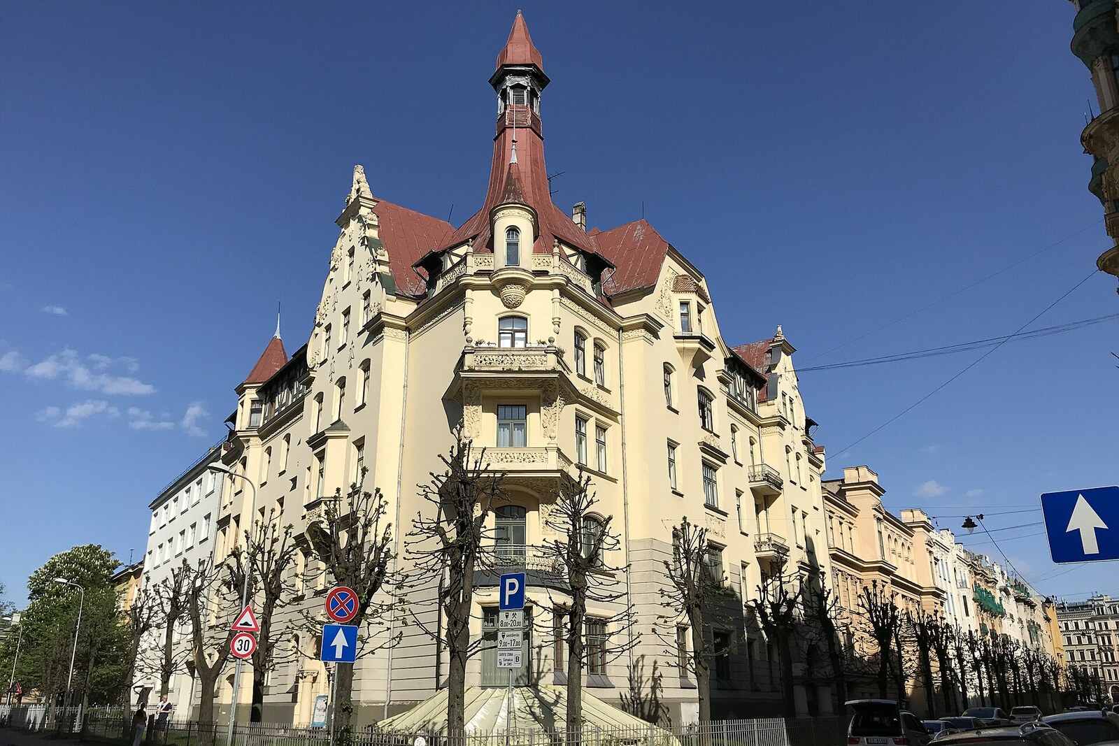 Eckfassade des Gebäudes des Rigaer Jugendstilzentrums an der Alberta iela 12.