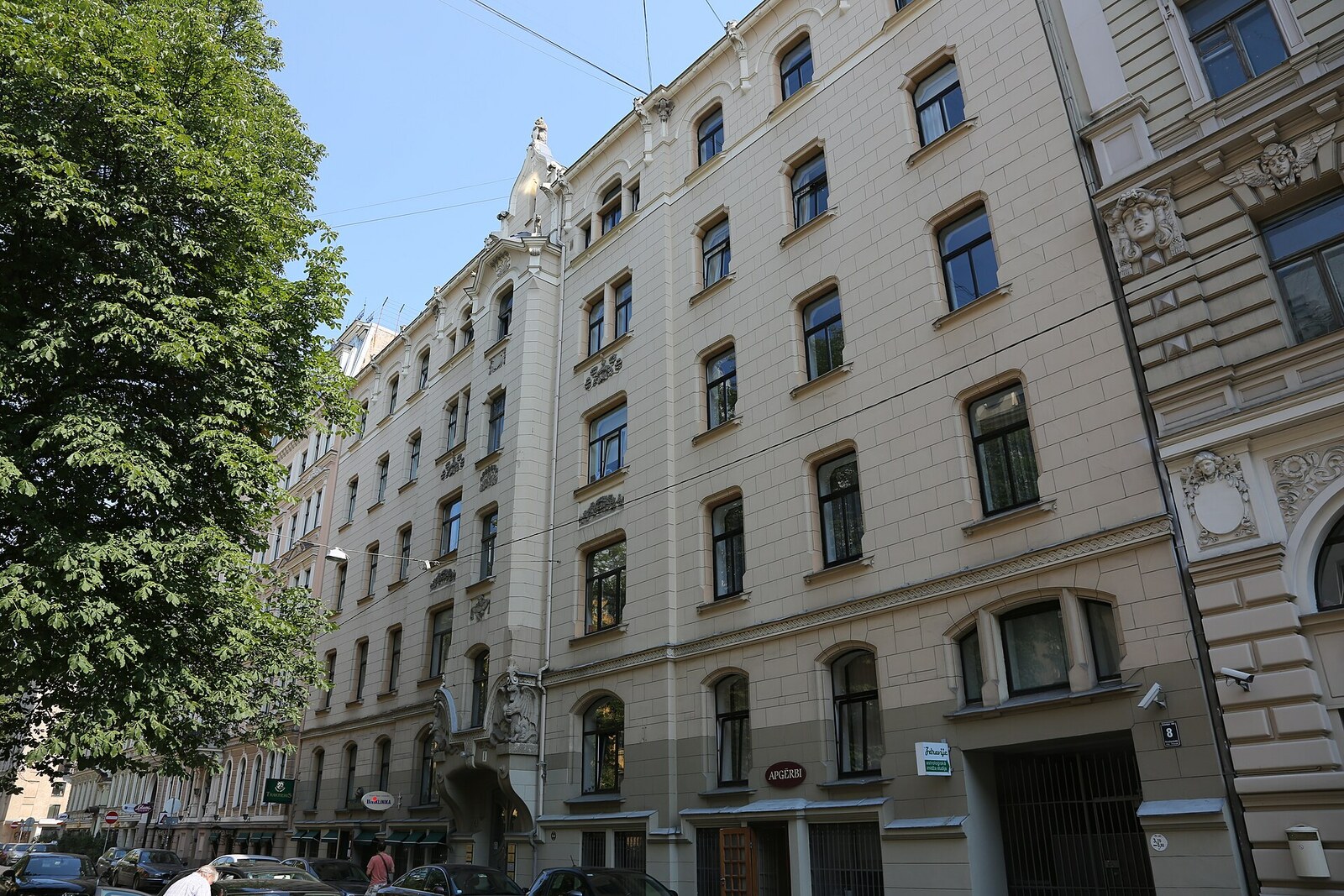 The facade of the building at 8 Antonijas Street, with plant ornamentation and curving lines.