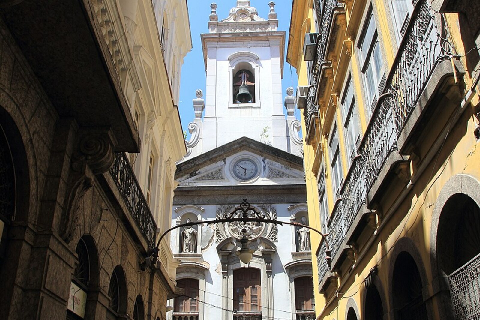 Rua do Ouvidor and Church of Our Lady of Lapa of the Merchants
