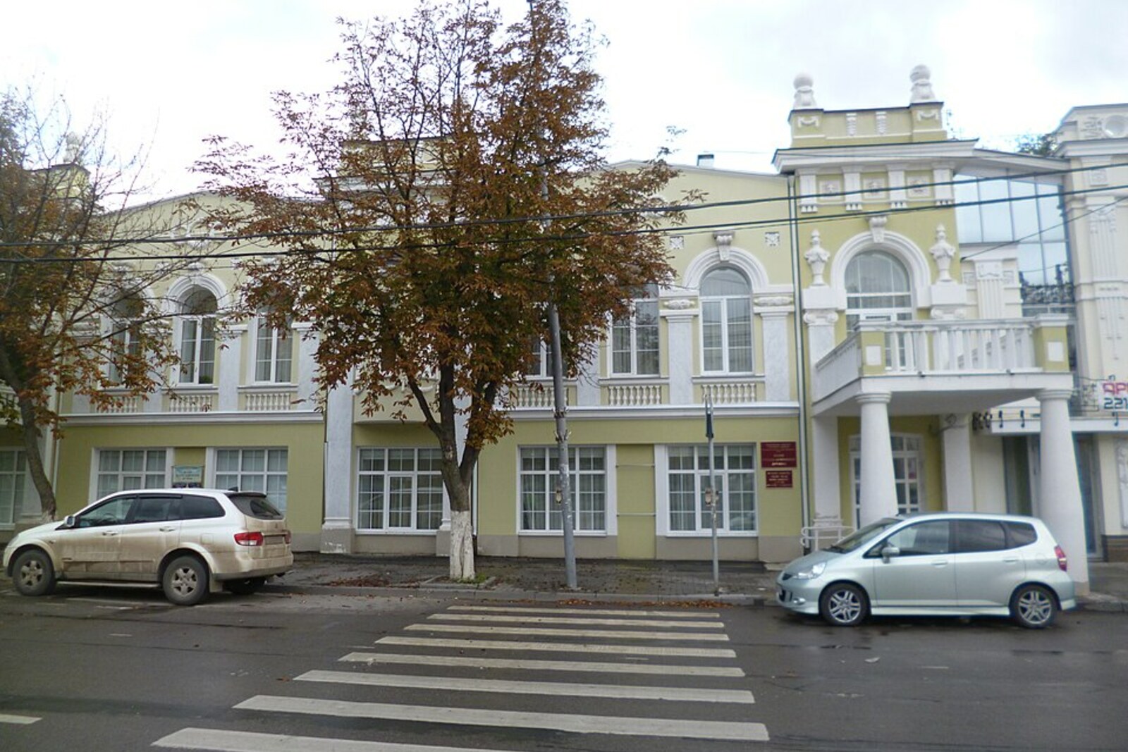The two-story Iskidarov House on Freedom Square, home to the Museum of Russian-Armenian Friendship.