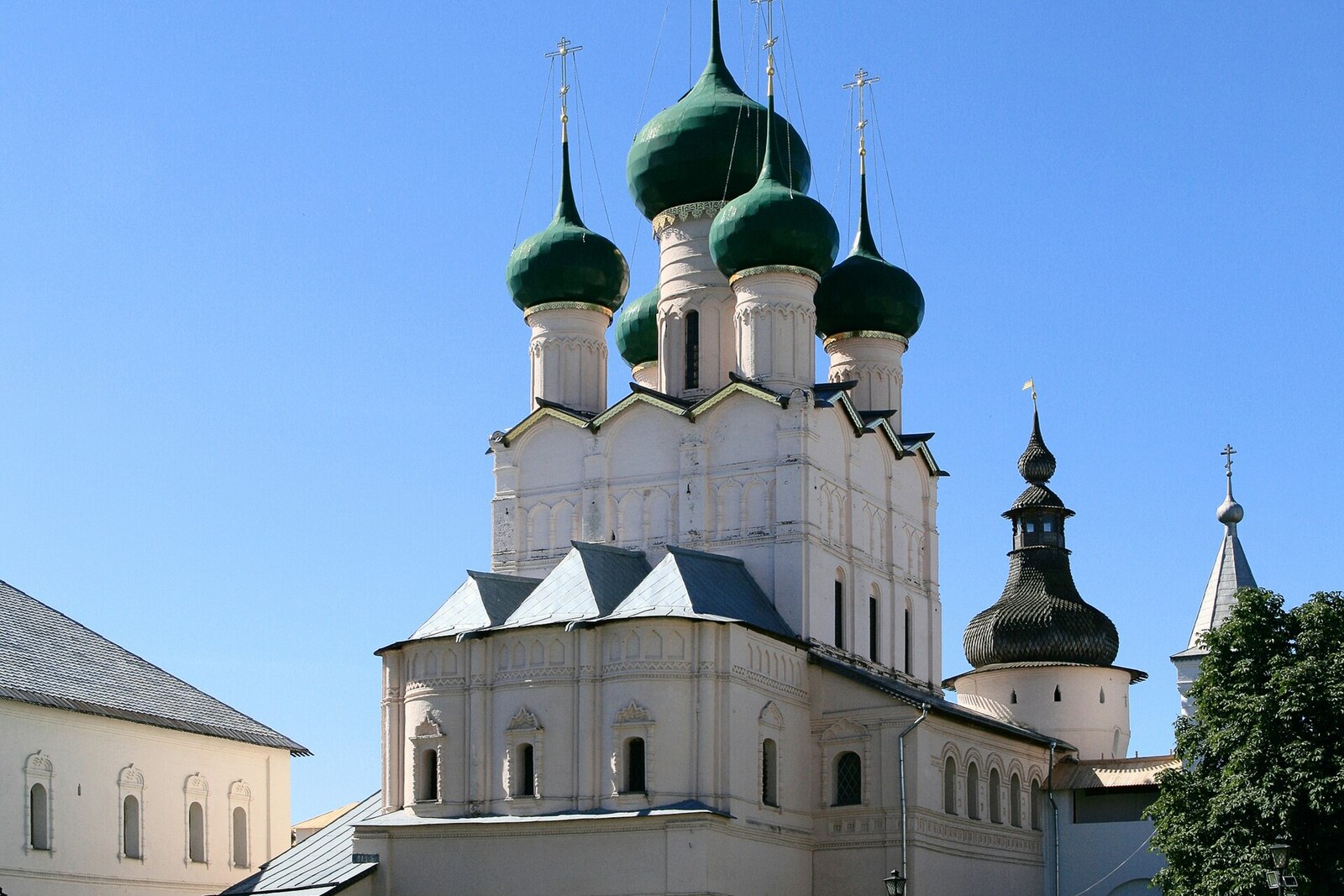 The gate church of Ioann the Theologian above the western entrance to Rostov Kremlin.