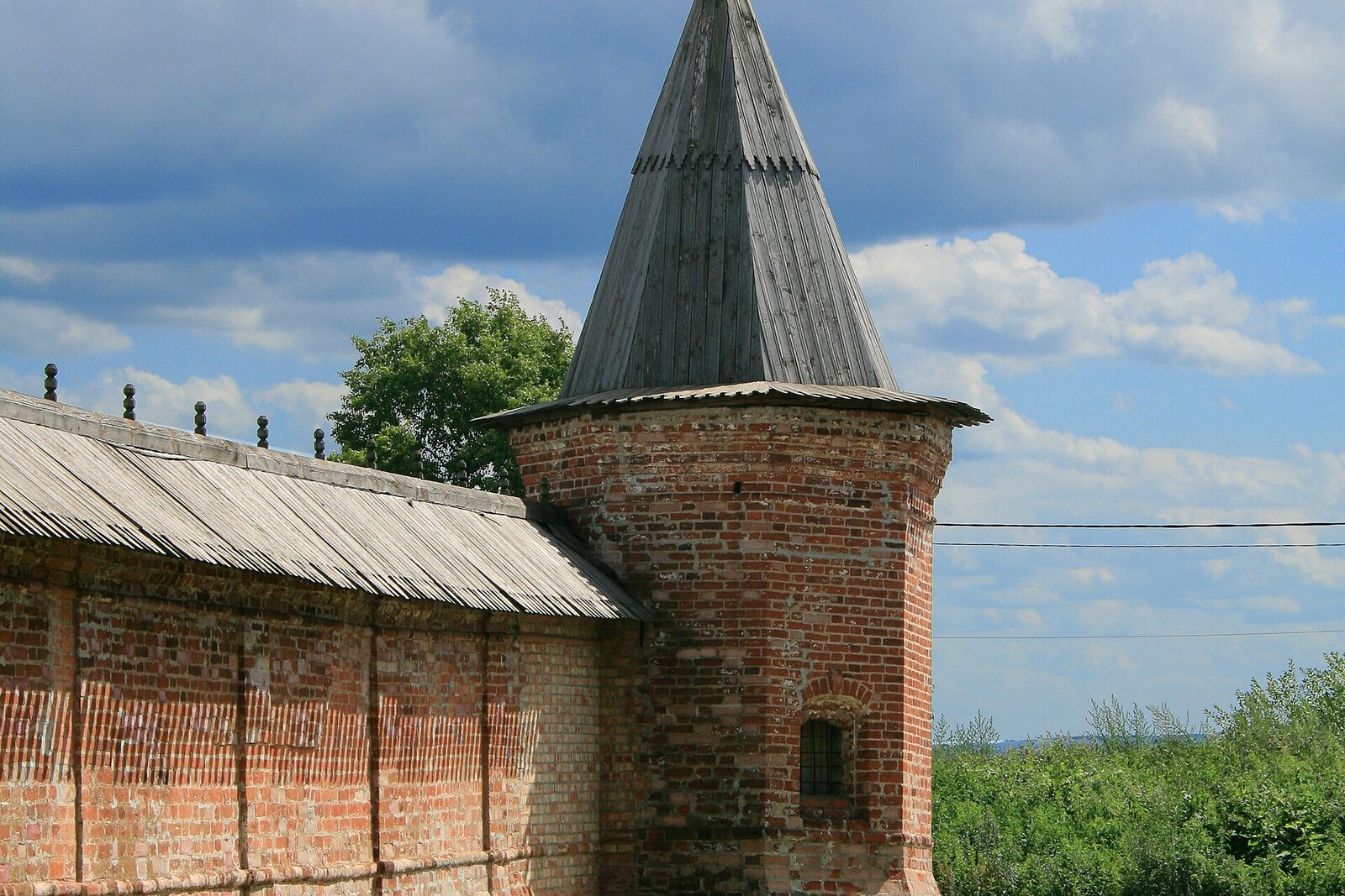 Torre suroccidental junto al verde Jardín Metropolitano del Kremlin de Rostov.
