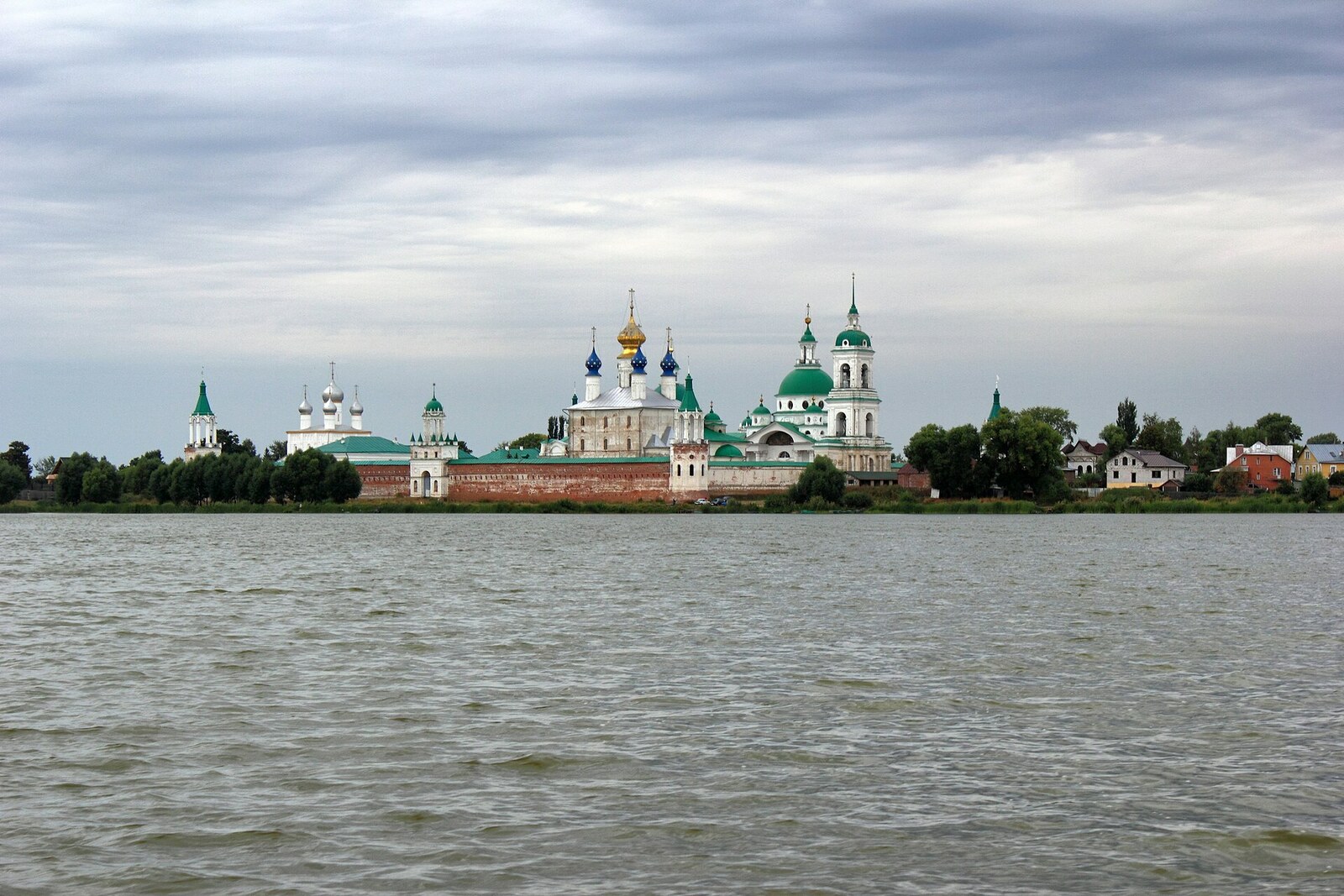 Lake Nero and the white silhouette of Spaso-Yakovlevsky Dimitriev Monastery on the distant shore.