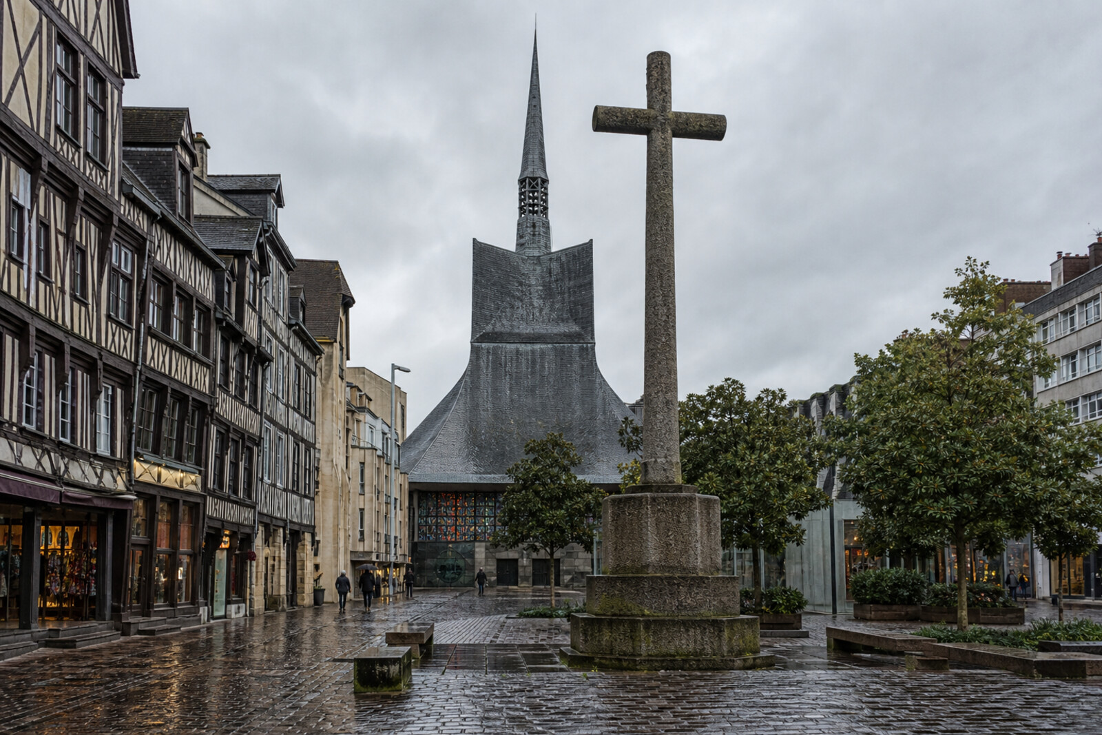 Illustrative route cover about the trial and memory of Joan of Arc in Rouen: a tower, a Gothic arch, a clock, a cross, and stained glass.