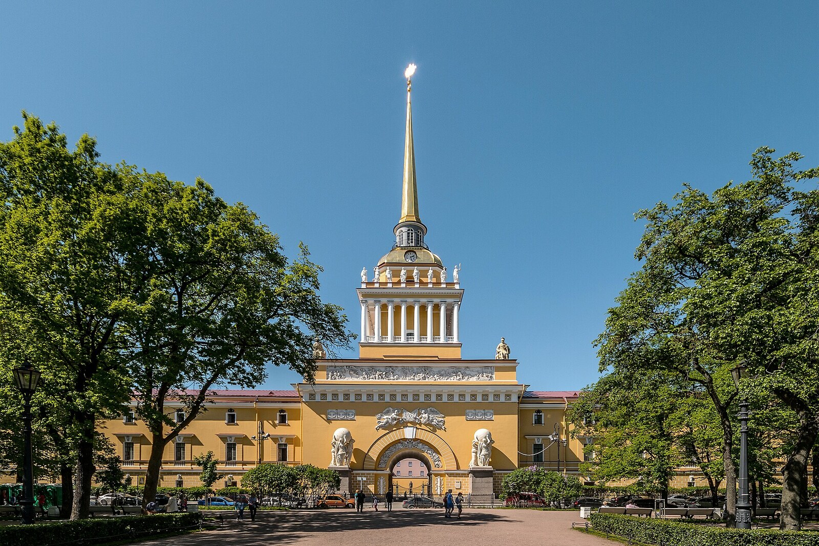 The Main Admiralty's main facade with its arch and golden spire.