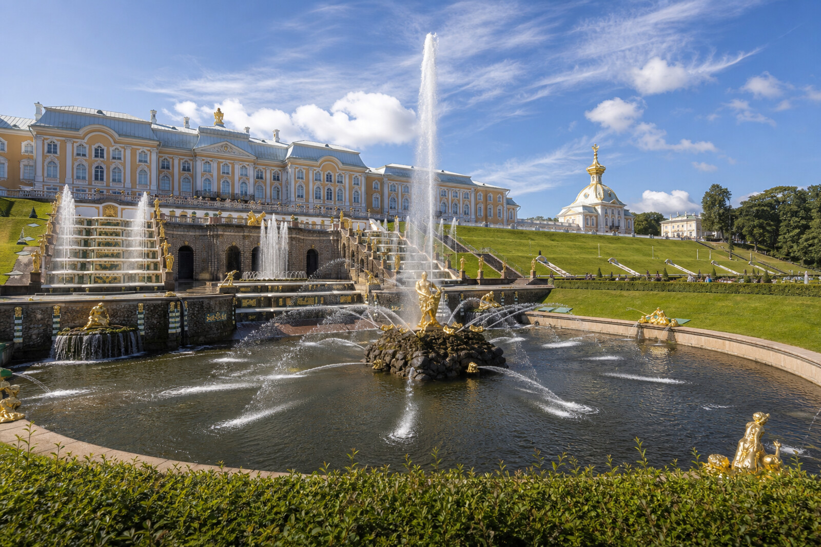 An illustrated axis of Peterhof from the palace and cascade to the Sea Canal and the Gulf of Finland, with a diagram of the hidden gravity-fed water system.