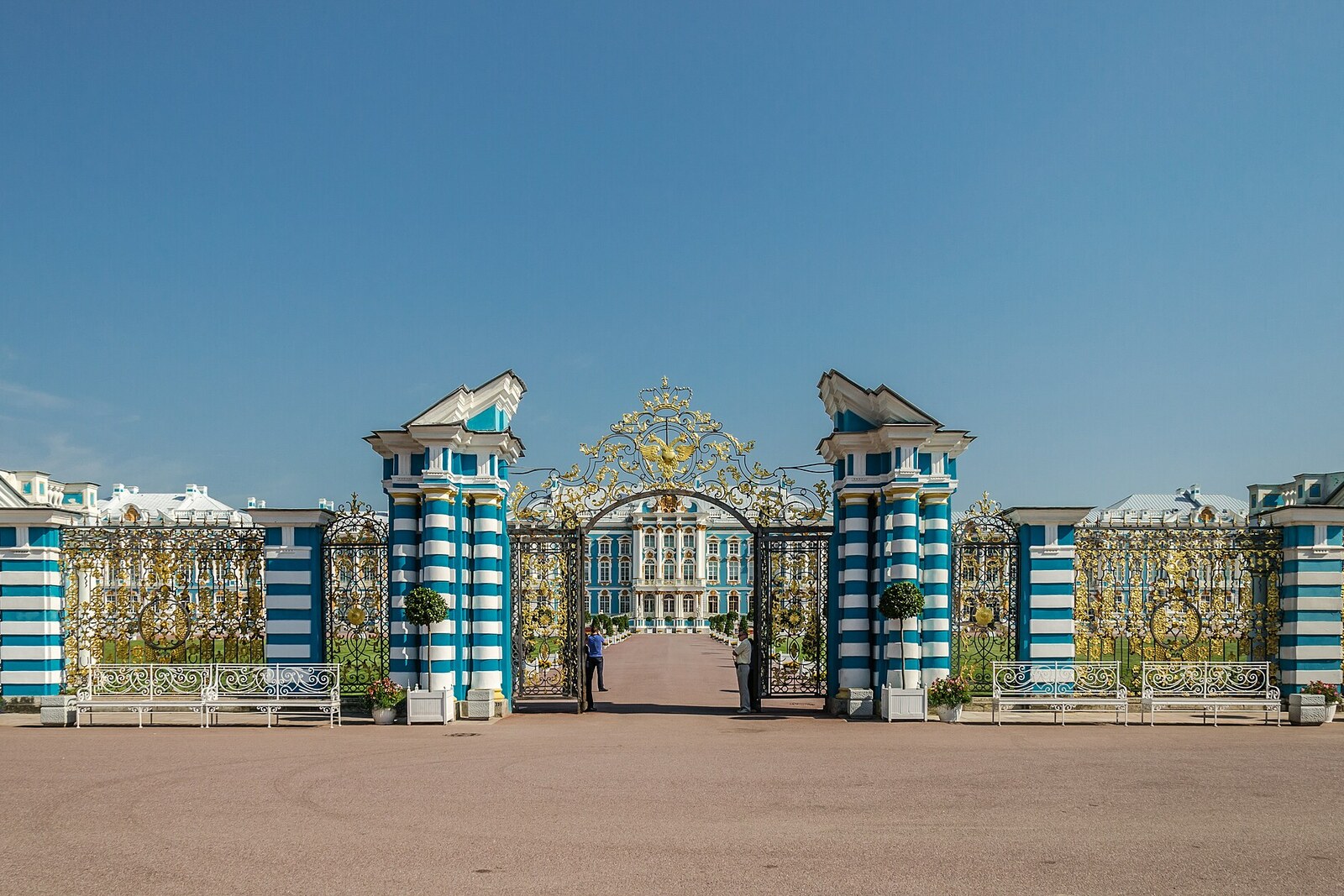 Golden Gate in front of the blue façade of Catherine Palace