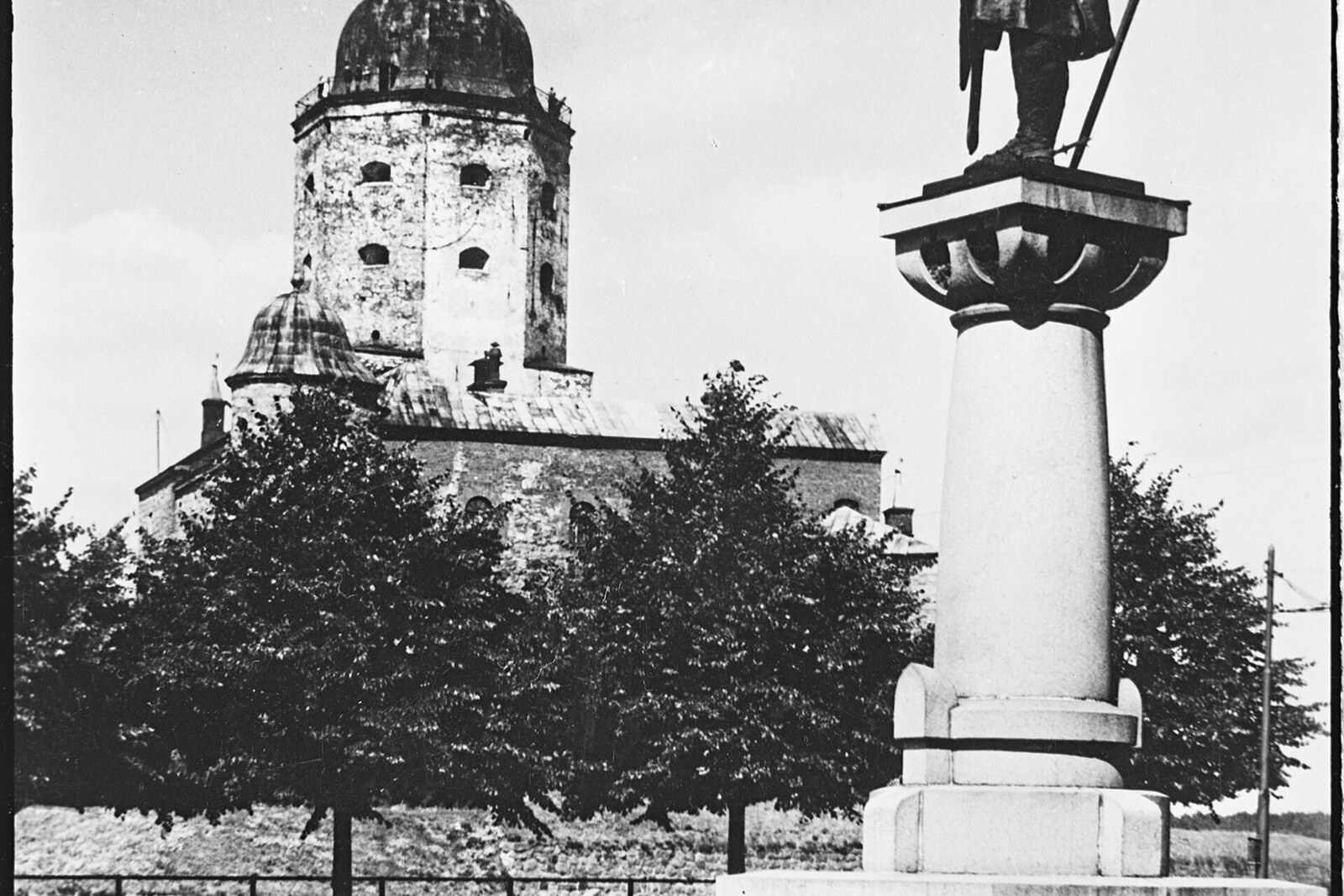 Torkel Knutsson Monument against the backdrop of Vyborg Castle