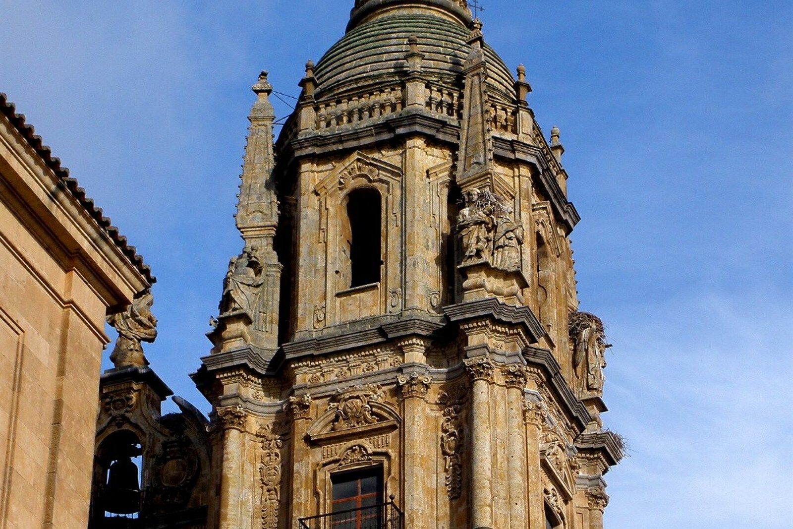 The twin towers and dome of La Clerecía above Calle de la Compañía.