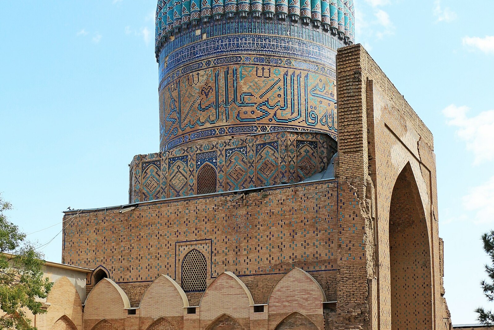 The tall arch of the northern iwan of Bibi-Khanum Mosque