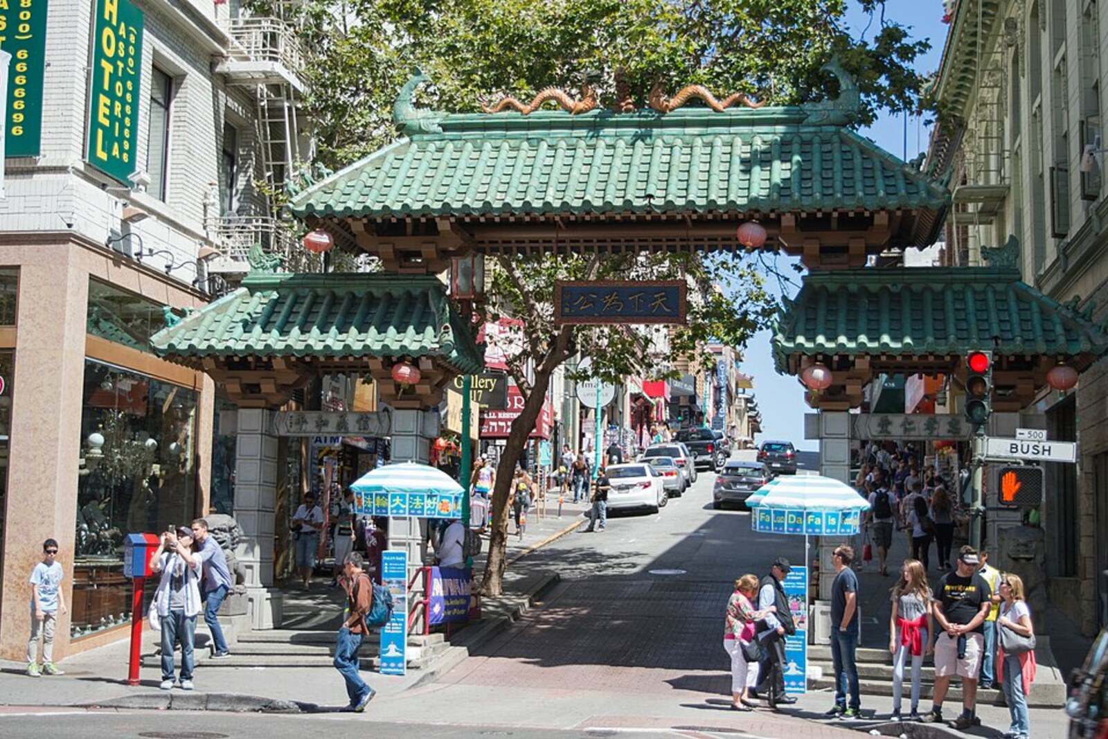 Dragon Gate and the first blocks of Grant Avenue