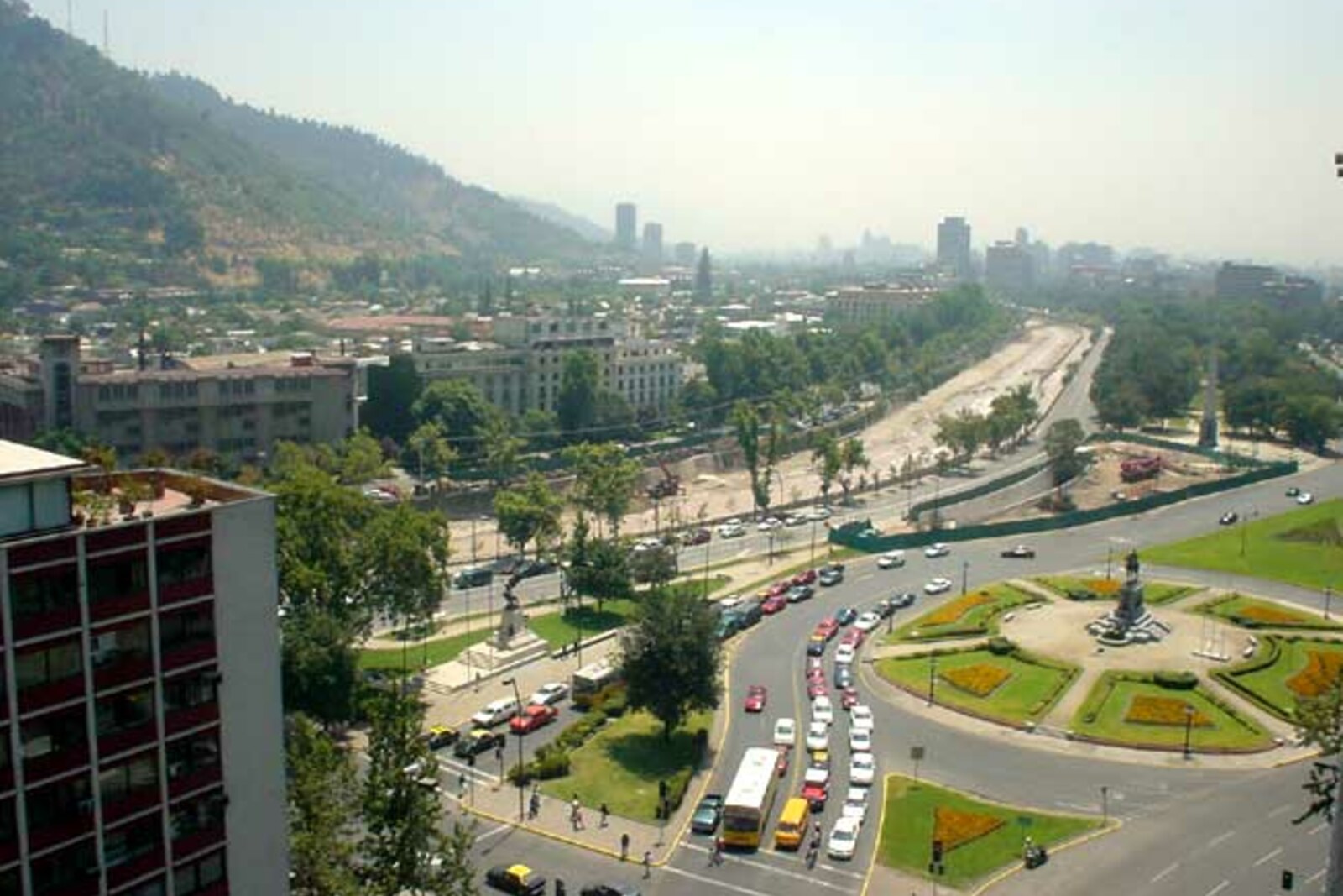 Vista de la Plaza Baquedano y del eje del nudo vial urbano.