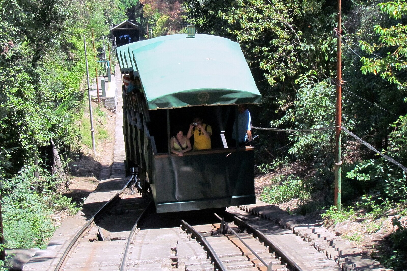 A car and station of the Santiago Funicular on the slope of San Cristóbal Hill.