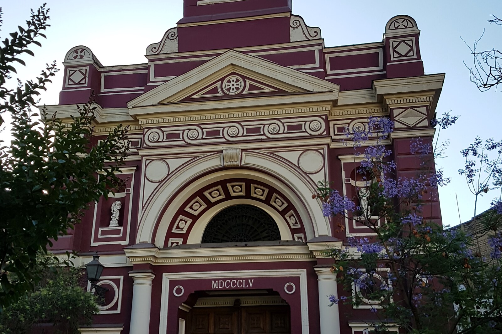 Archival view of the facade of Vera Cruz Church before the 2019 fire.