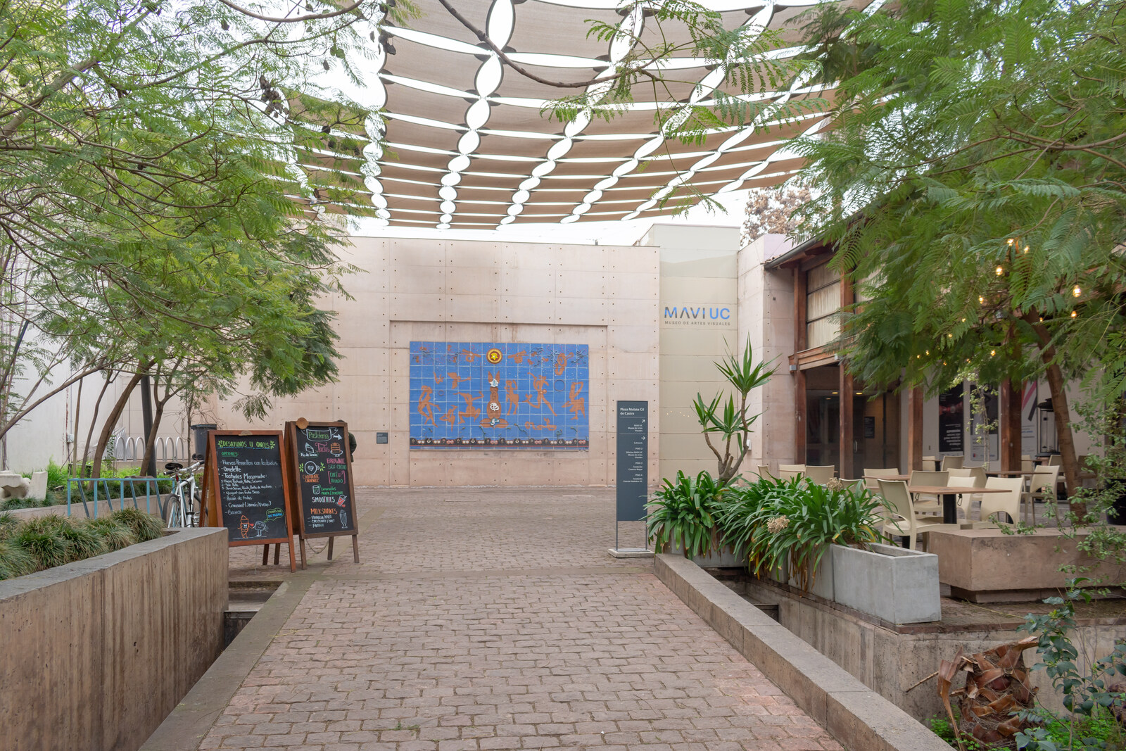 Mulato Gil de Castro Square and the façades of the MAVI UC Museum of Visual Arts before the restoration of the panel in 2026.