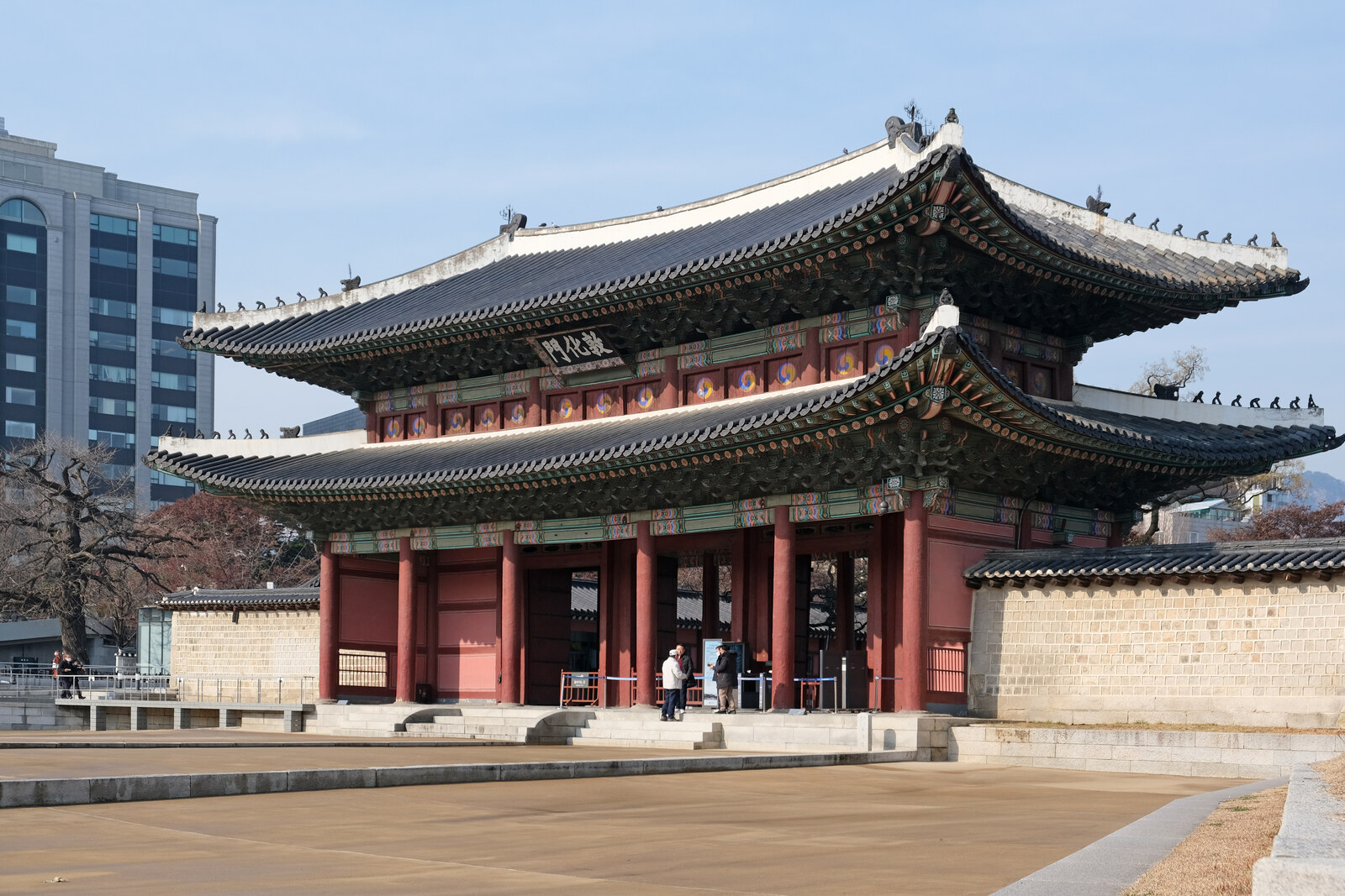 The two-story Donghwamun Gate at the main entrance to Changdeokgung Palace.