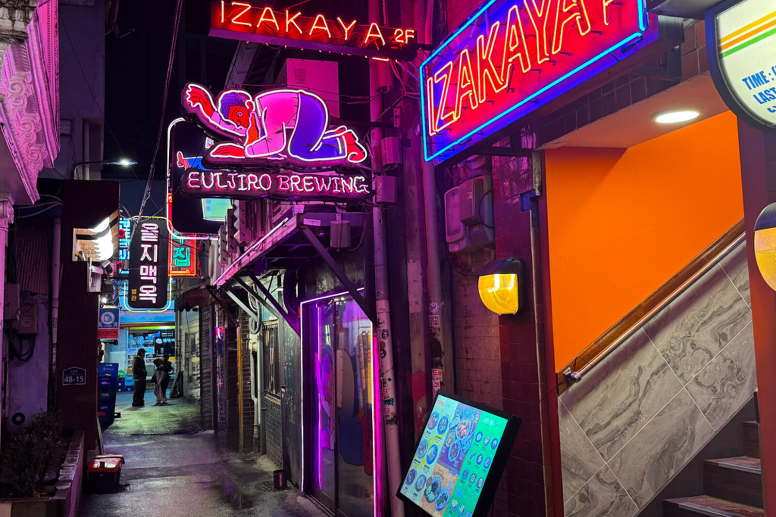 Nogari Alley in Euljiro in the evening: signs, tables, and Seoul’s nighttime beer-bar atmosphere.