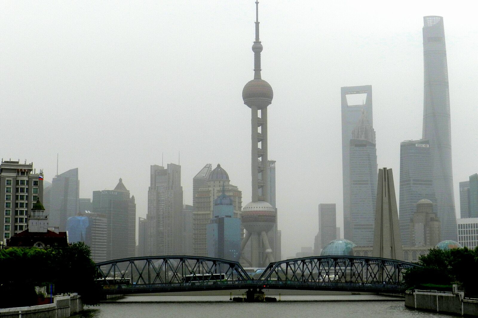 Die Waibaidu-Brücke und der Stadtteil Pudong in Shanghai
