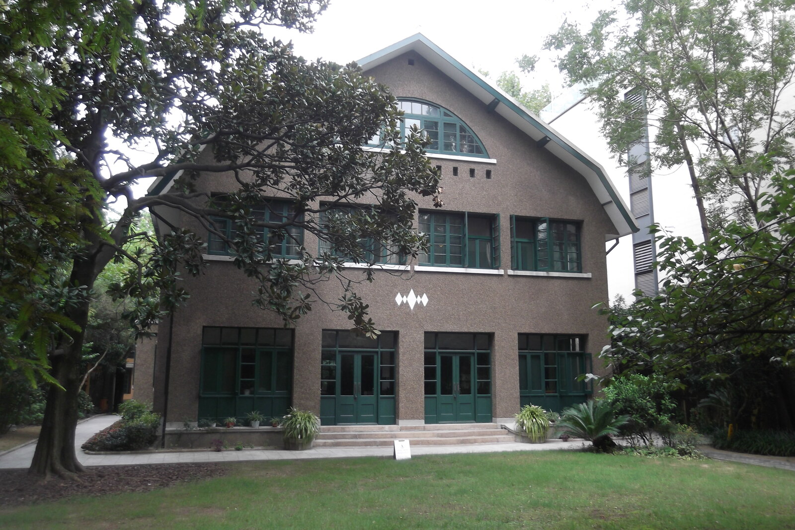 The white house of writer Ba Jin with a green garden in front of it