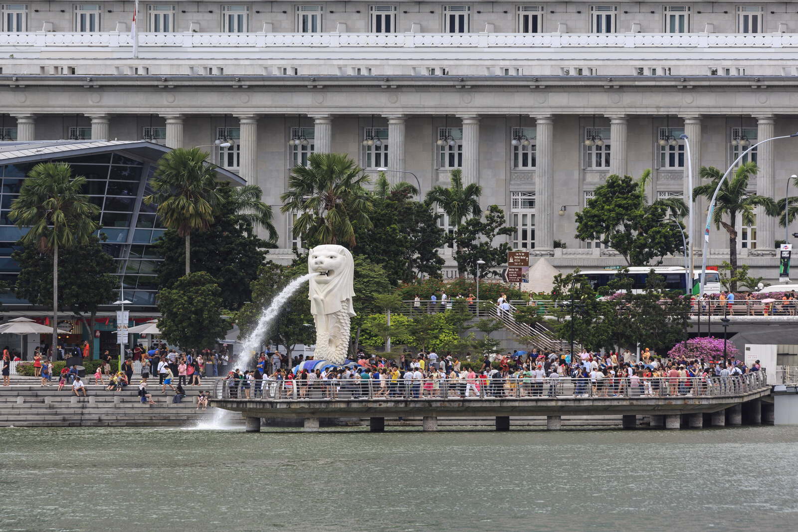 The main Merlion statue by the waters of the bay.