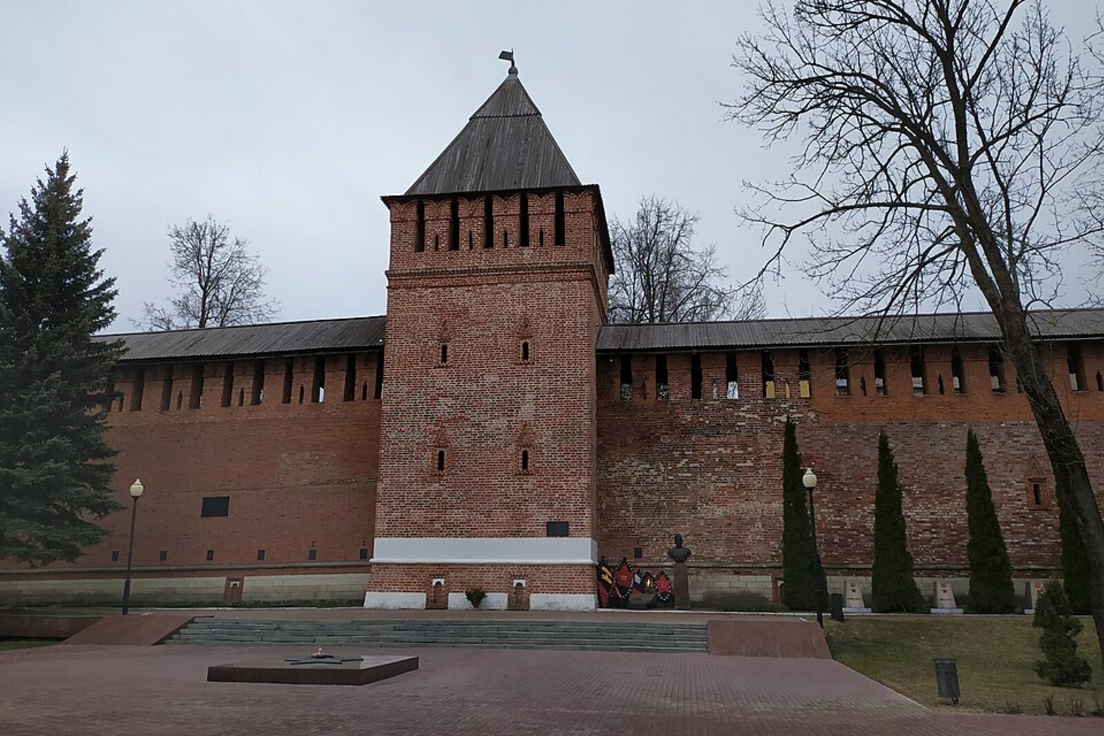 Donets Tower and a section of the Smolensk Fortress Wall.