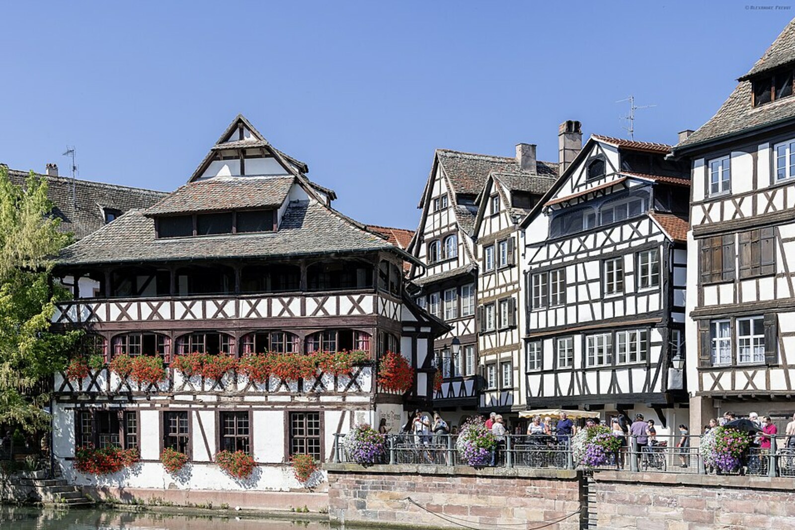 La casa de entramado de madera Maison des Tanneurs junto al canal en Petite France.