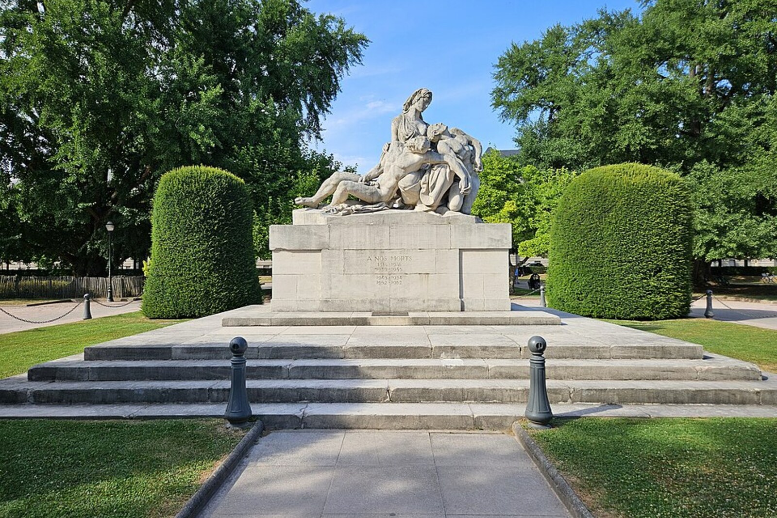 Memorial militar en la plaza de la República de Estrasburgo.