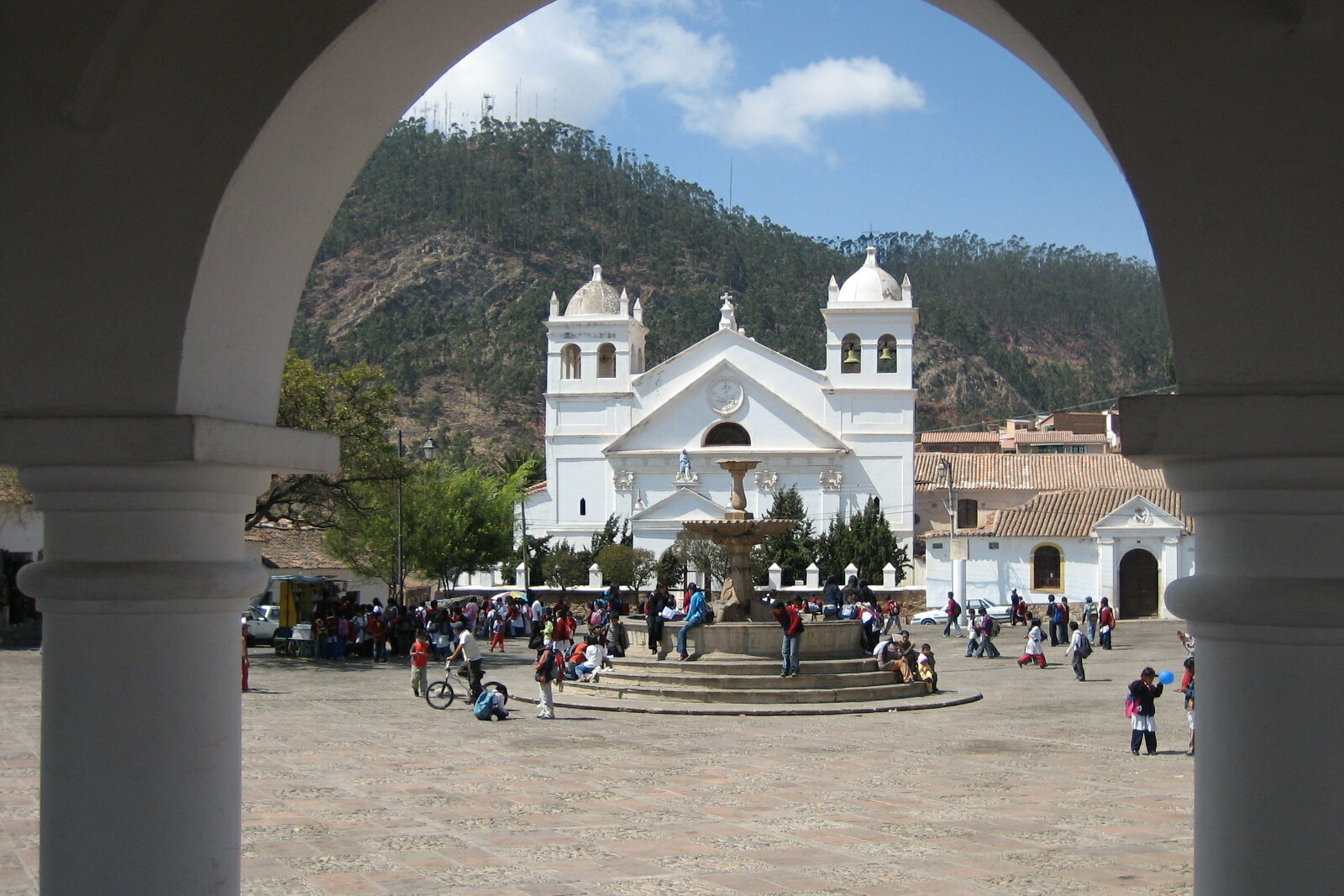 The church and square of La Recoleta, seen through a broad white arch.