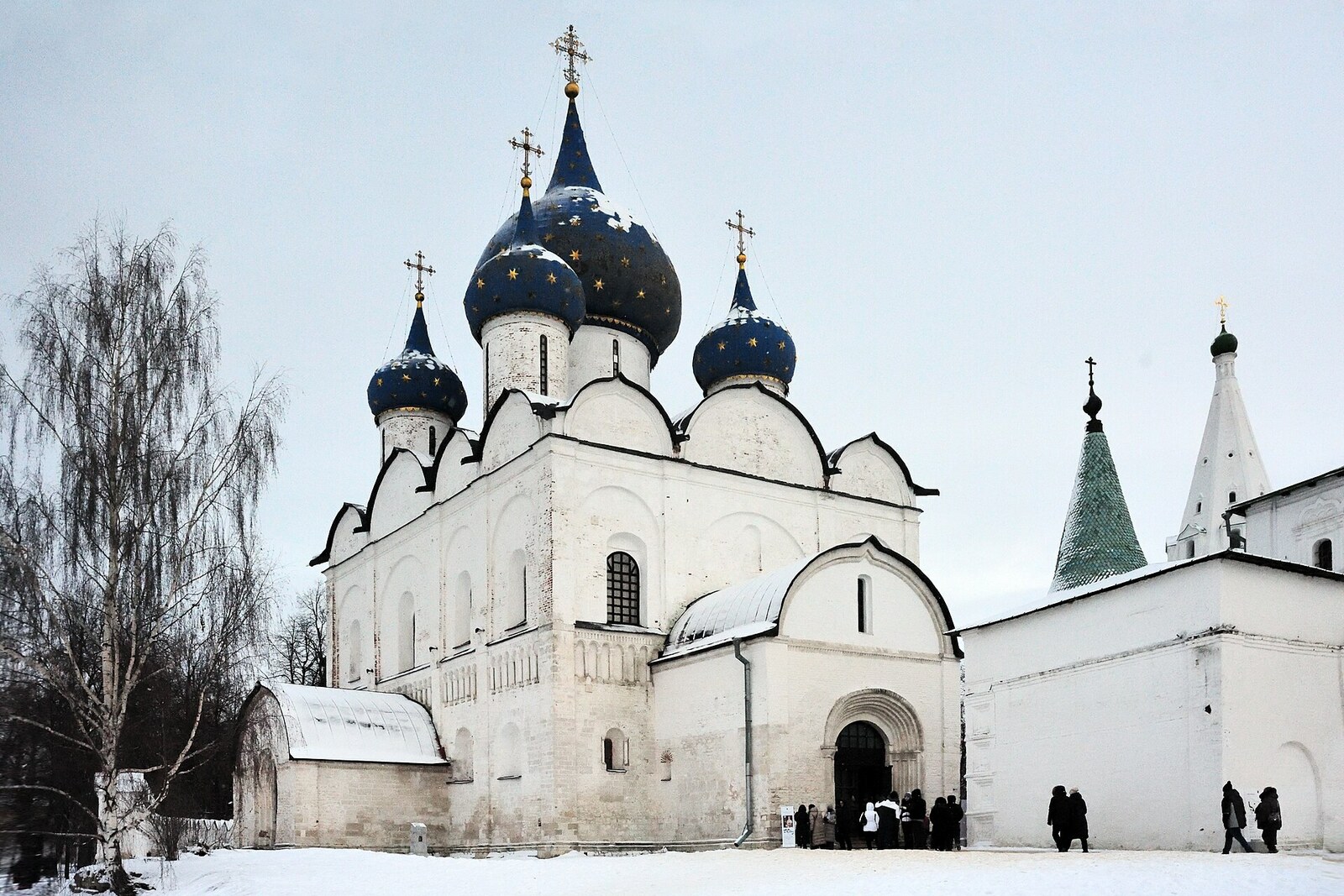 The Nativity of the Theotokos Cathedral in the Suzdal Kremlin, with blue star-studded domes.