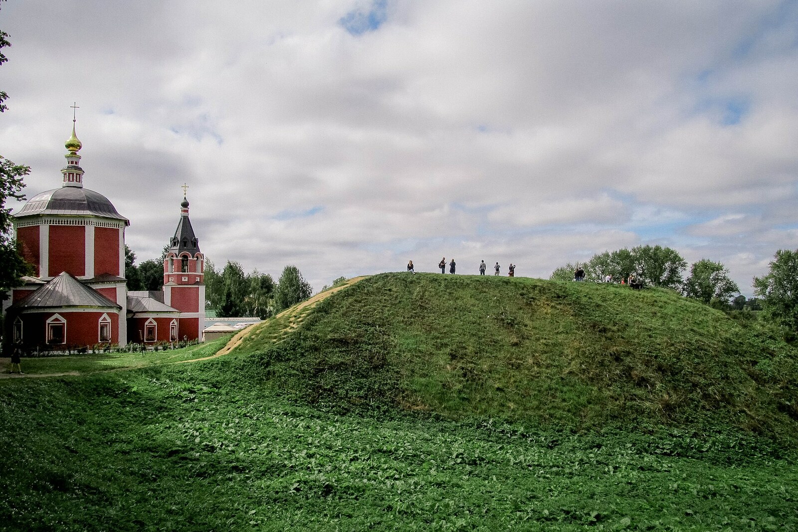 The green crest of an ancient earthen rampart in Suzdal.