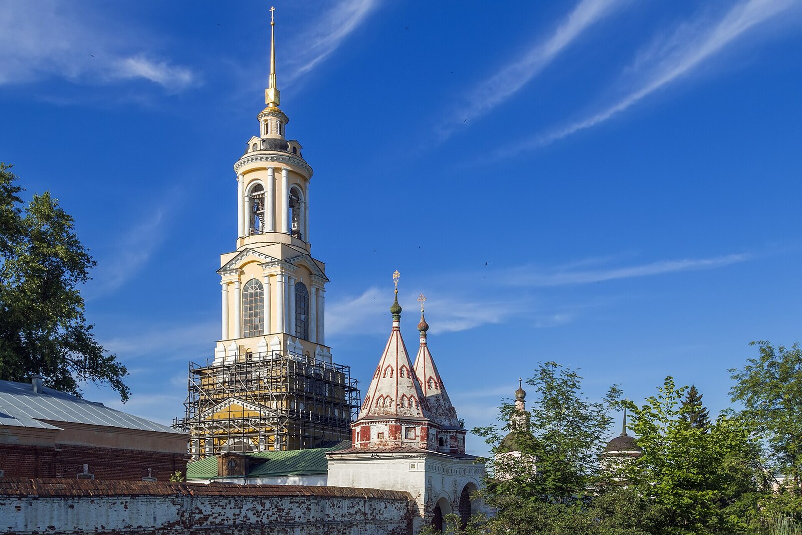 The Holy Gates and the tall bell tower of Rizopolozhensky Monastery; archival view from 2016.