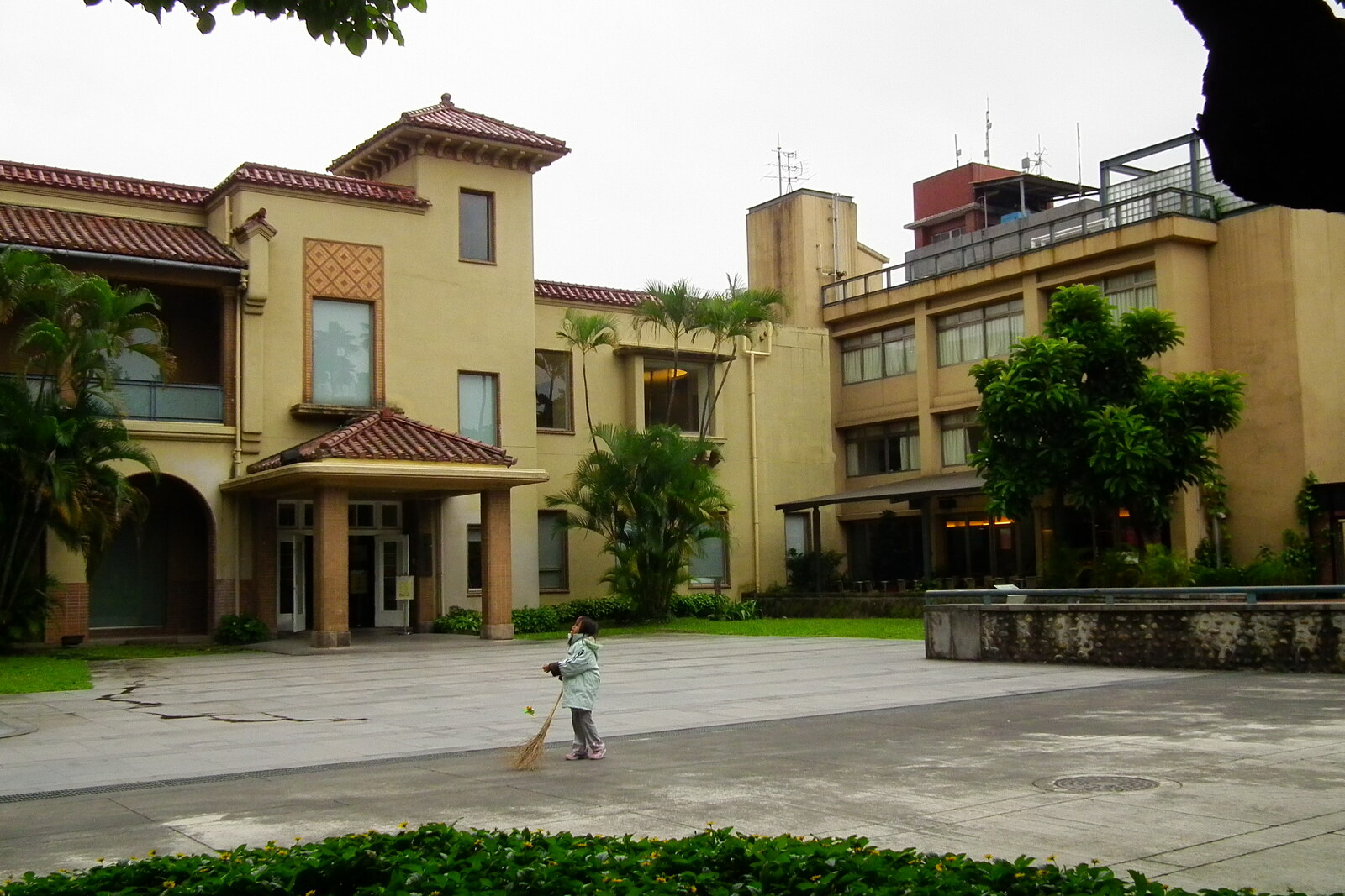 Edificio blanco del museo 228, con tejado de tejas rojas y frontón escalonado