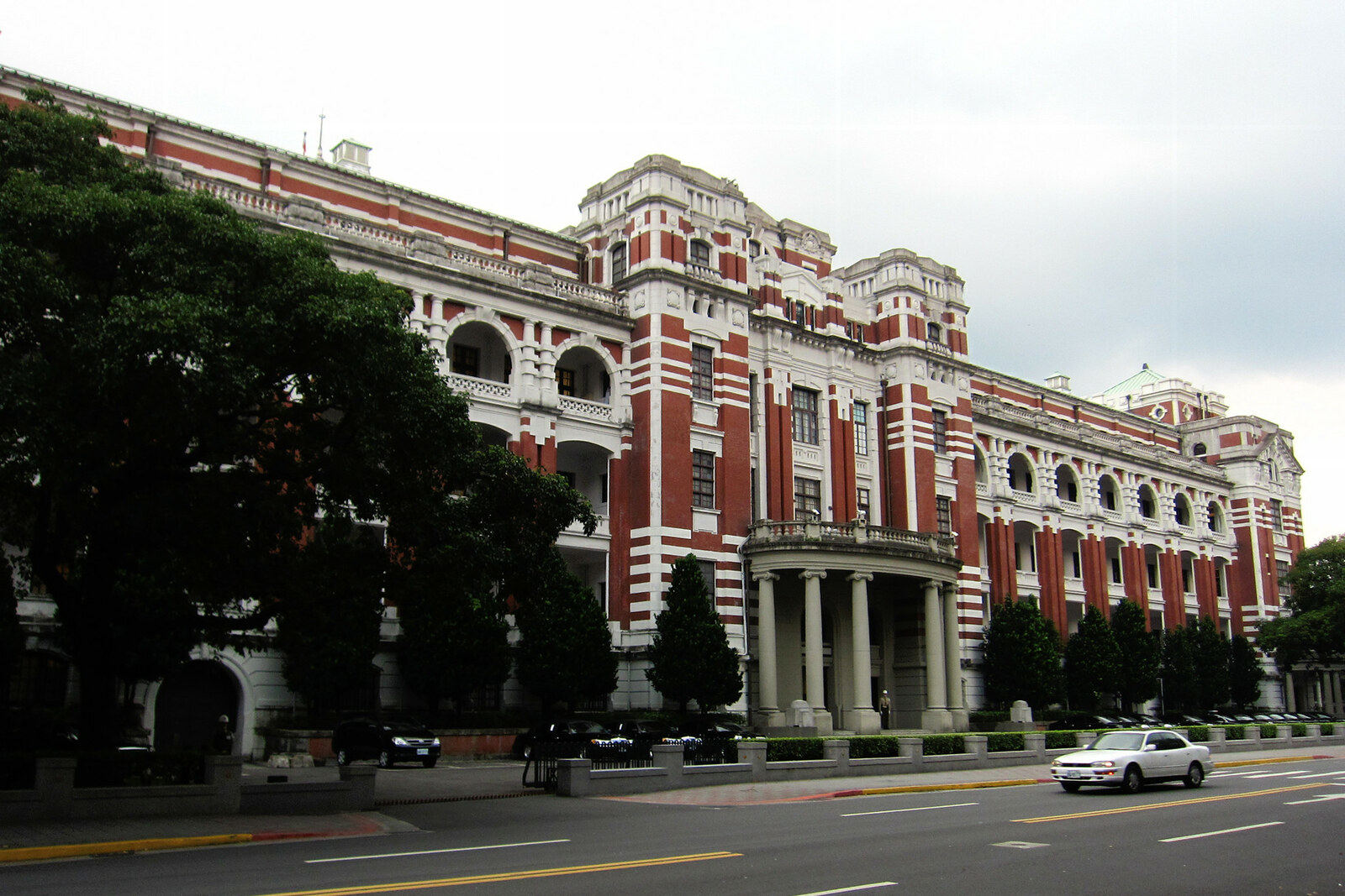 Edificio rojo y blanco del Palacio Presidencial con una torre central