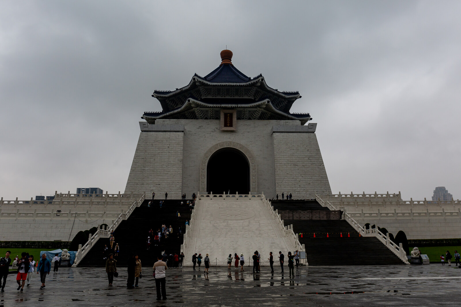 El Salón Conmemorativo de Chiang Kai-shek, blanco y con cubierta azul, en la Plaza de la Libertad