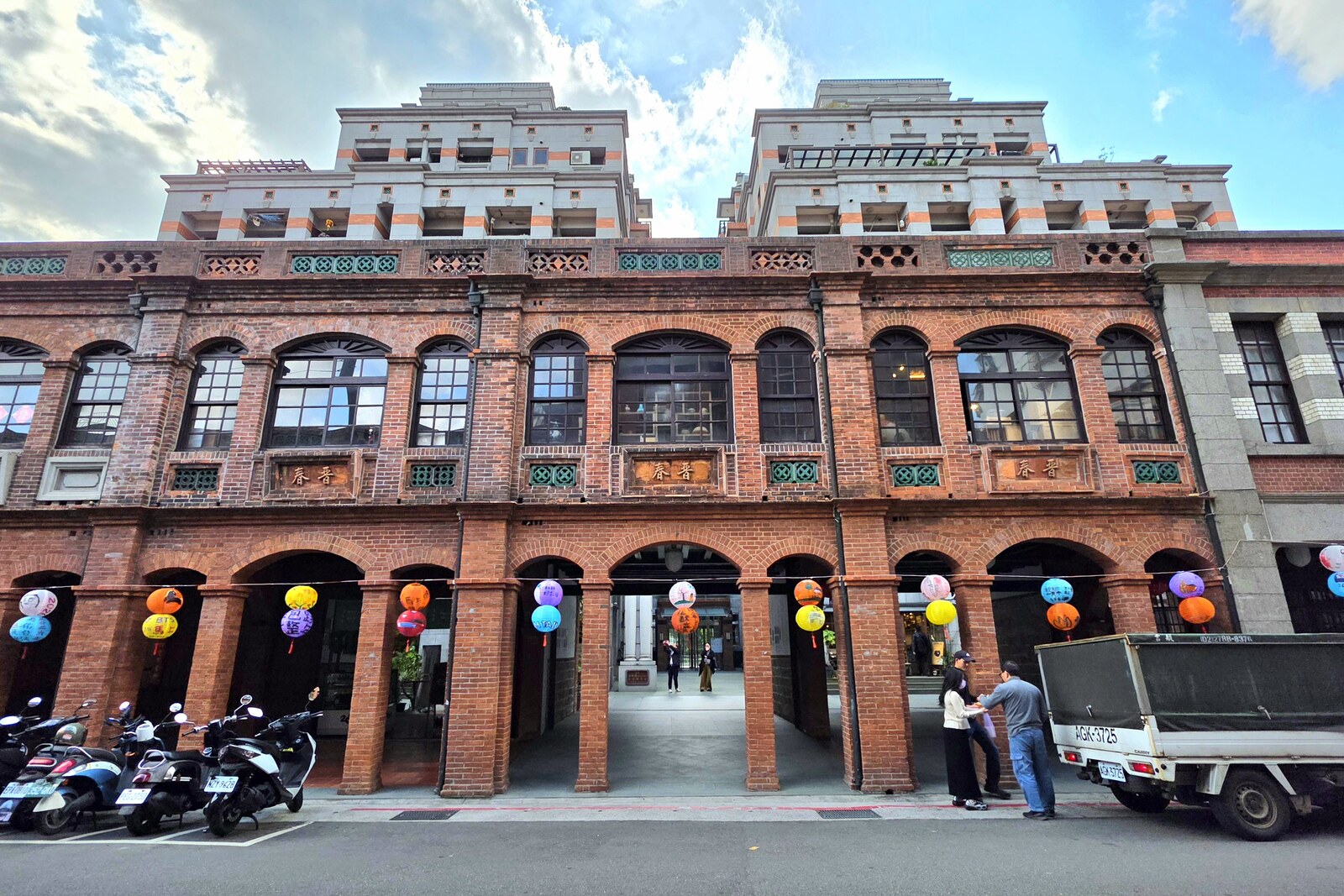 Ten Consecutive Buildings, Dihua Street