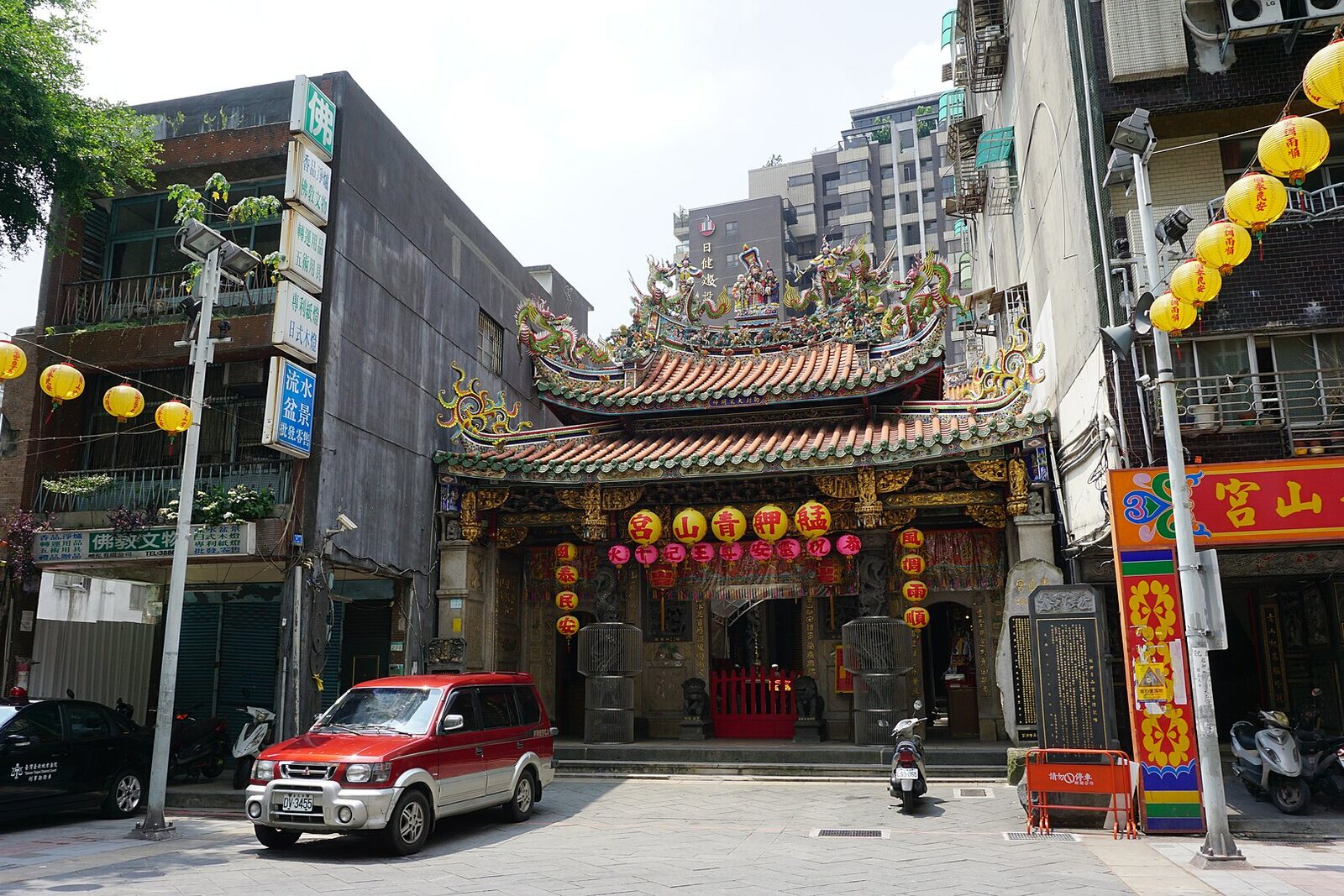 The façade of Qingshan Temple in the dense urban fabric of Wanhua.