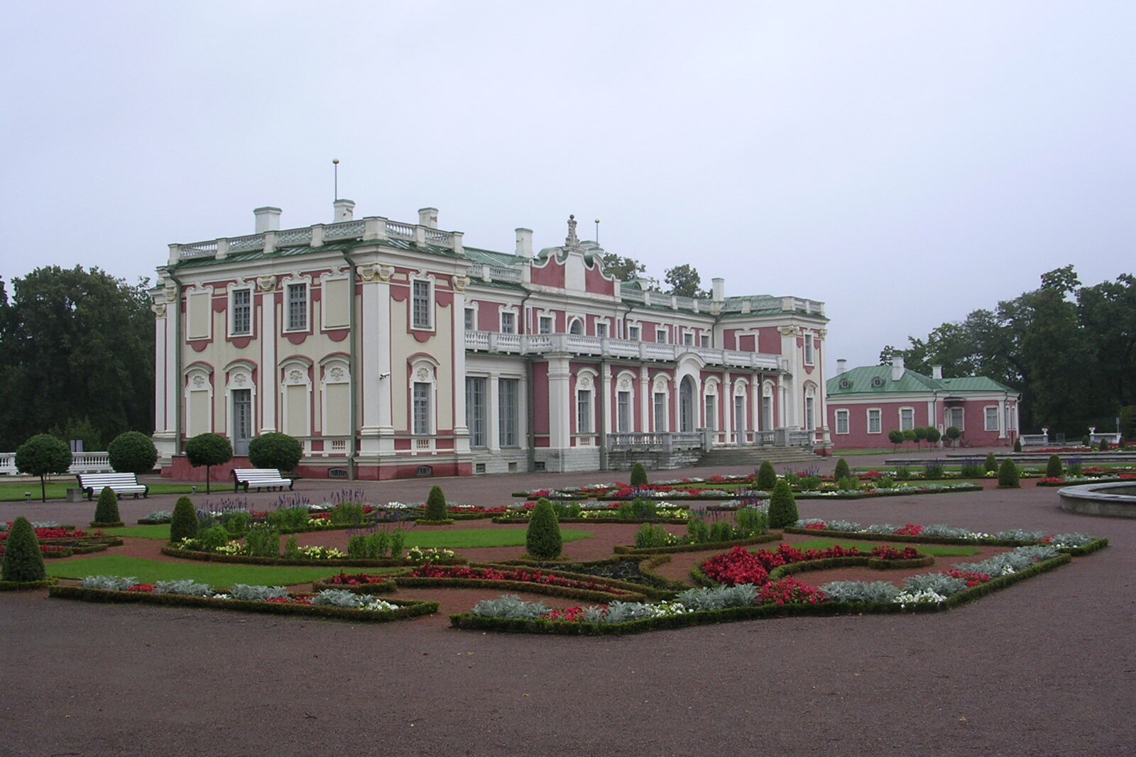The Baroque Kadriorg Palace with a white-and-pink facade and well-kept flower beds