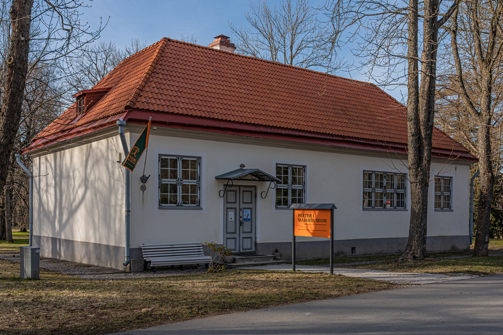 The wooden House Museum of Peter the Great with a brown façade and a green roof