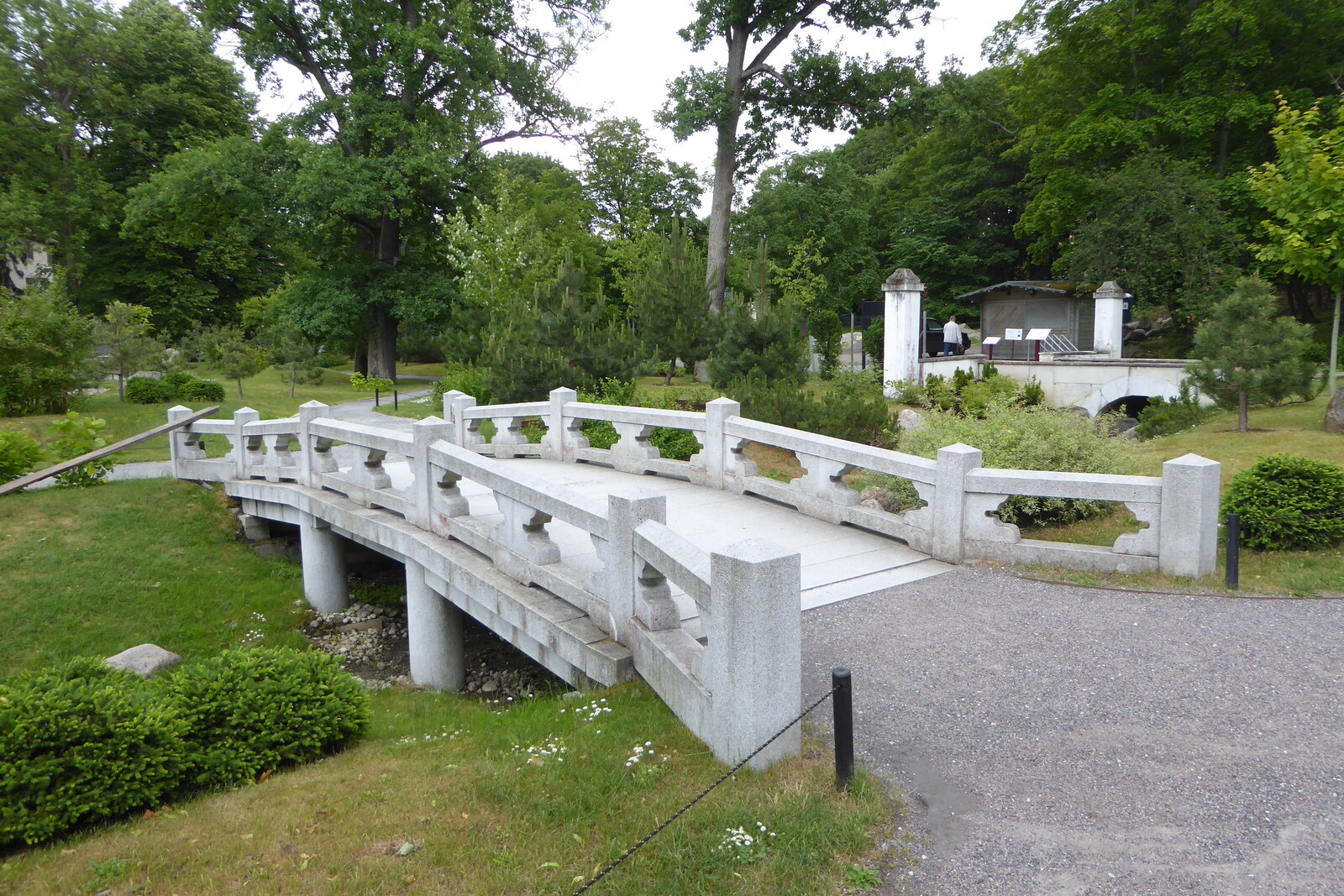 A quiet Japanese garden in Kadriorg with stone paths and a pond
