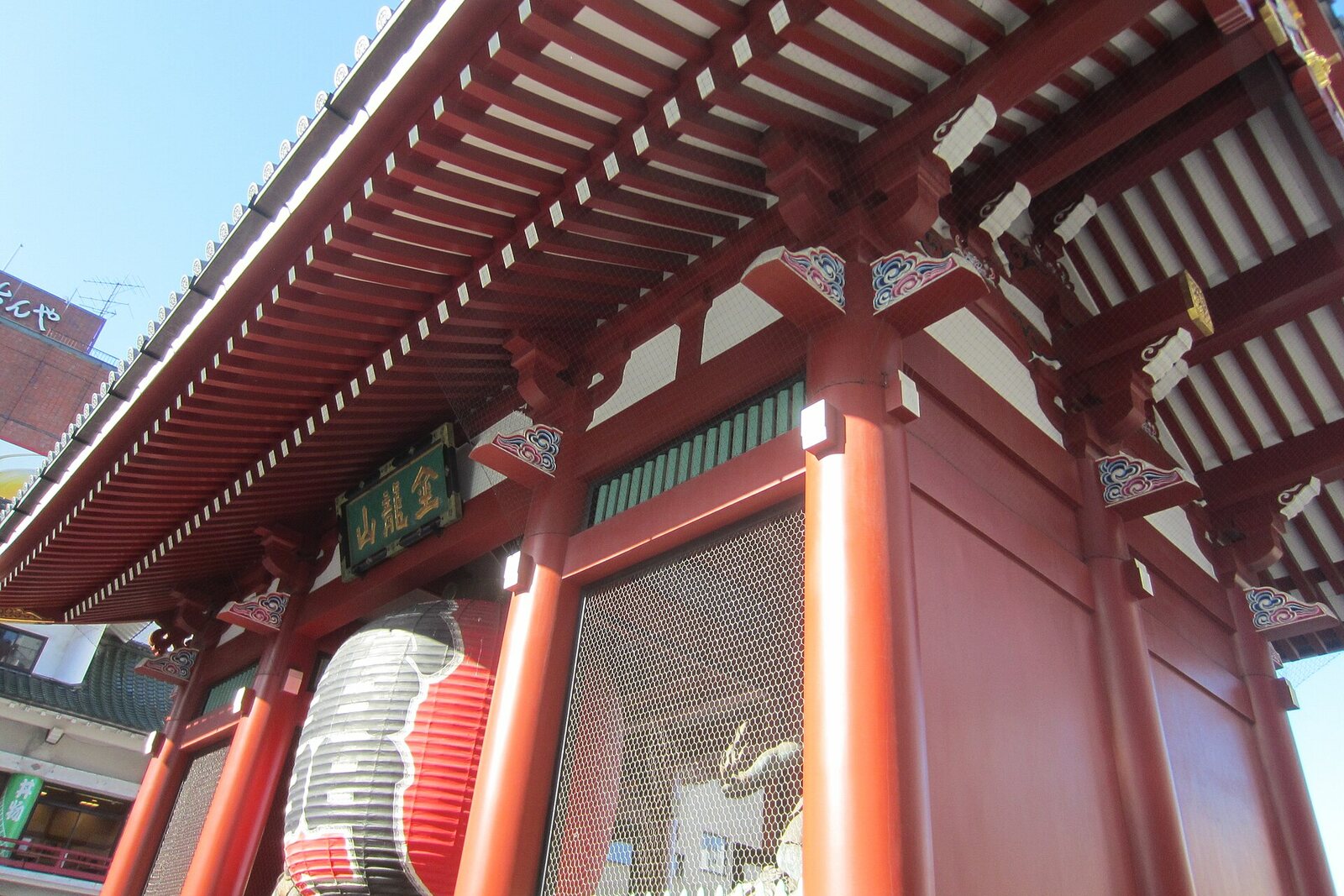 Kaminarimon Gate with its large red lantern in Asakusa.