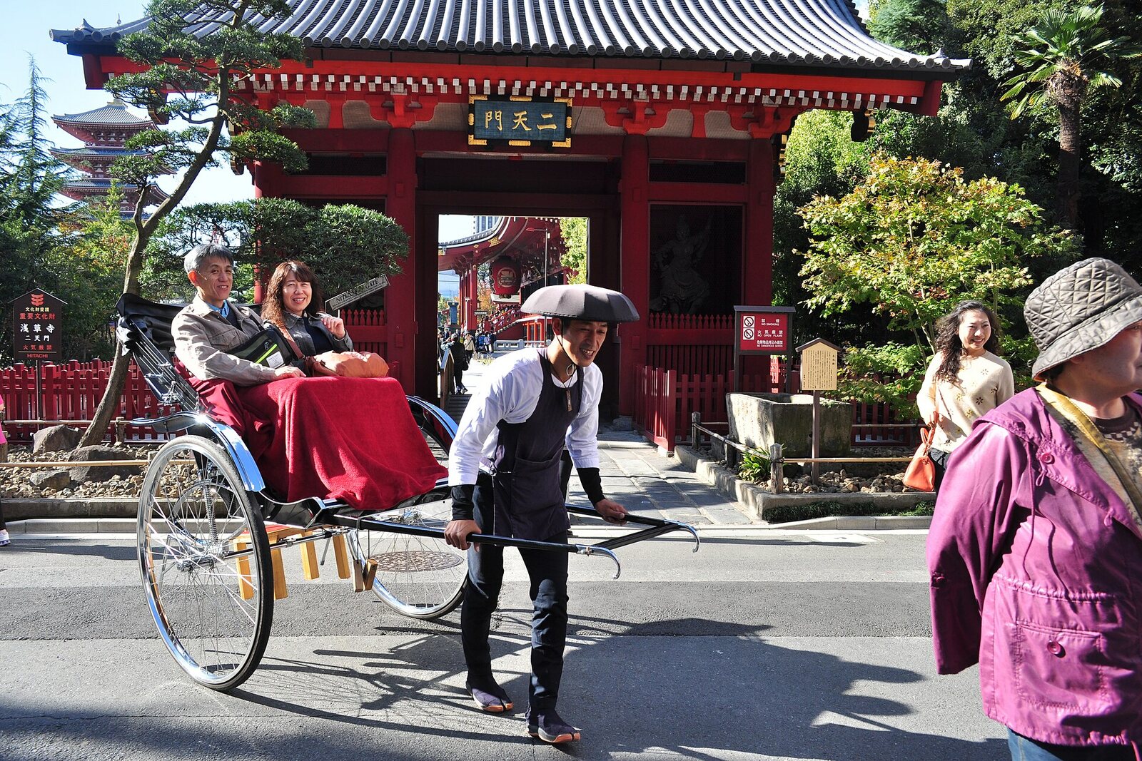 Nitenmon Gate, the eastern gate of Sensoji Temple.