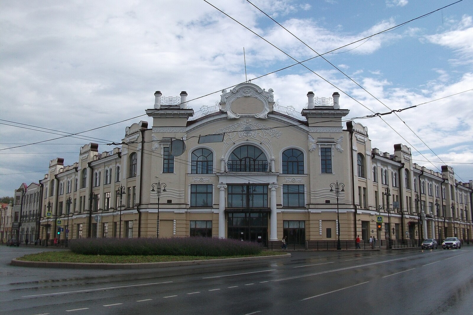 Corner façade of the historic Vtorov Passage.