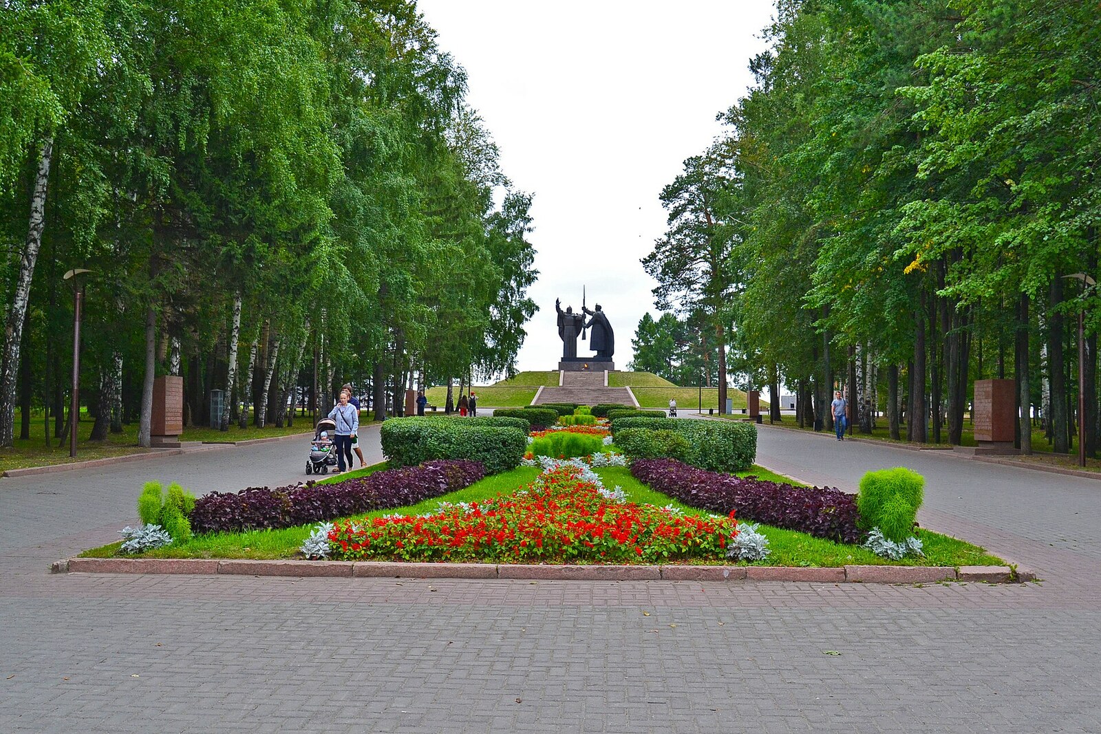 Lagerny Garden with a memorial and the high bank of the Tom River.