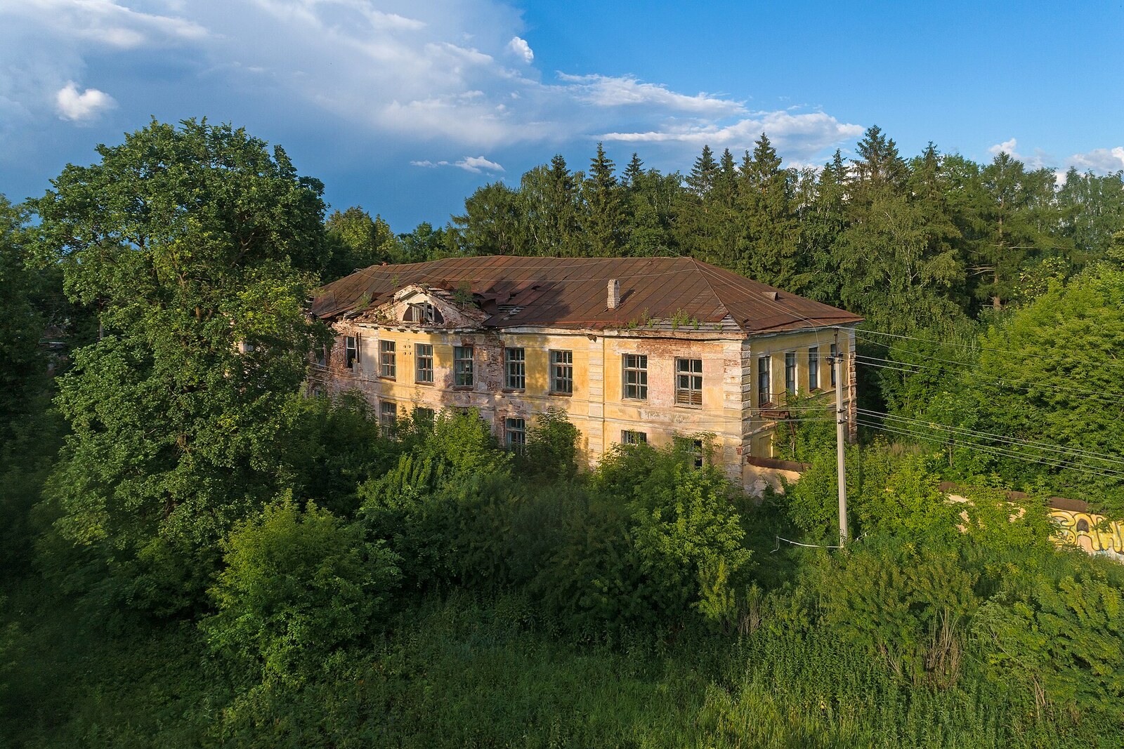 The symmetrical central building of the Imperial Travel Palace in Torzhok.