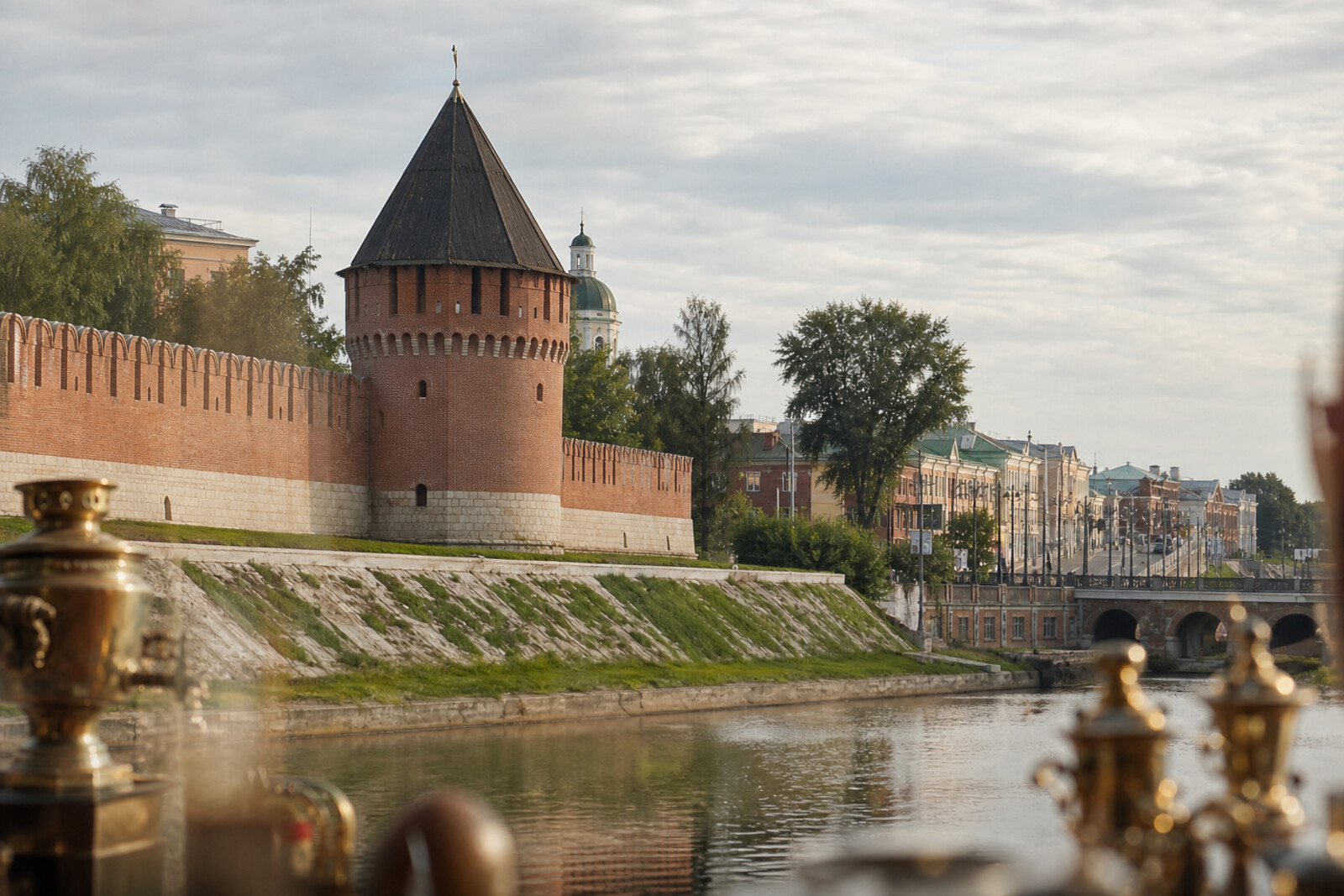Tula Kremlin by the Upa River, samovar metalwork, and the silhouette of an arms-making city.