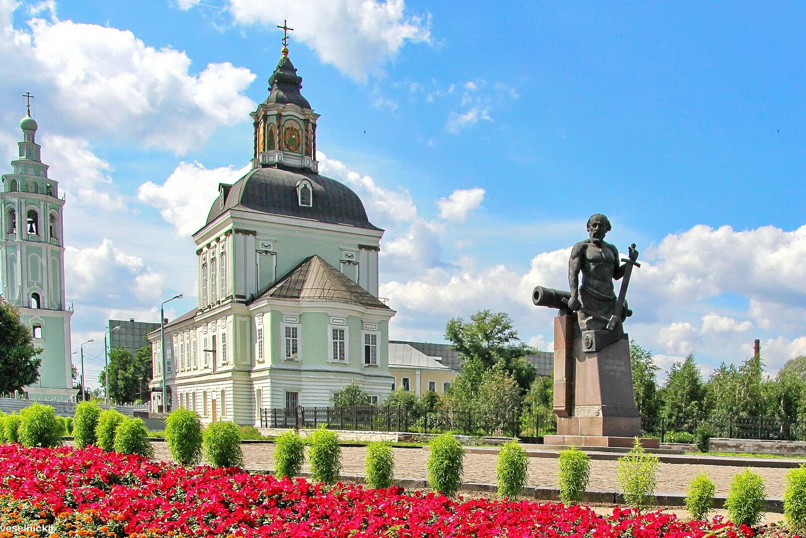 The light-green Nikolo-Zaretsky Church, its bell tower, and a bronze monument to Nikita Demidov.