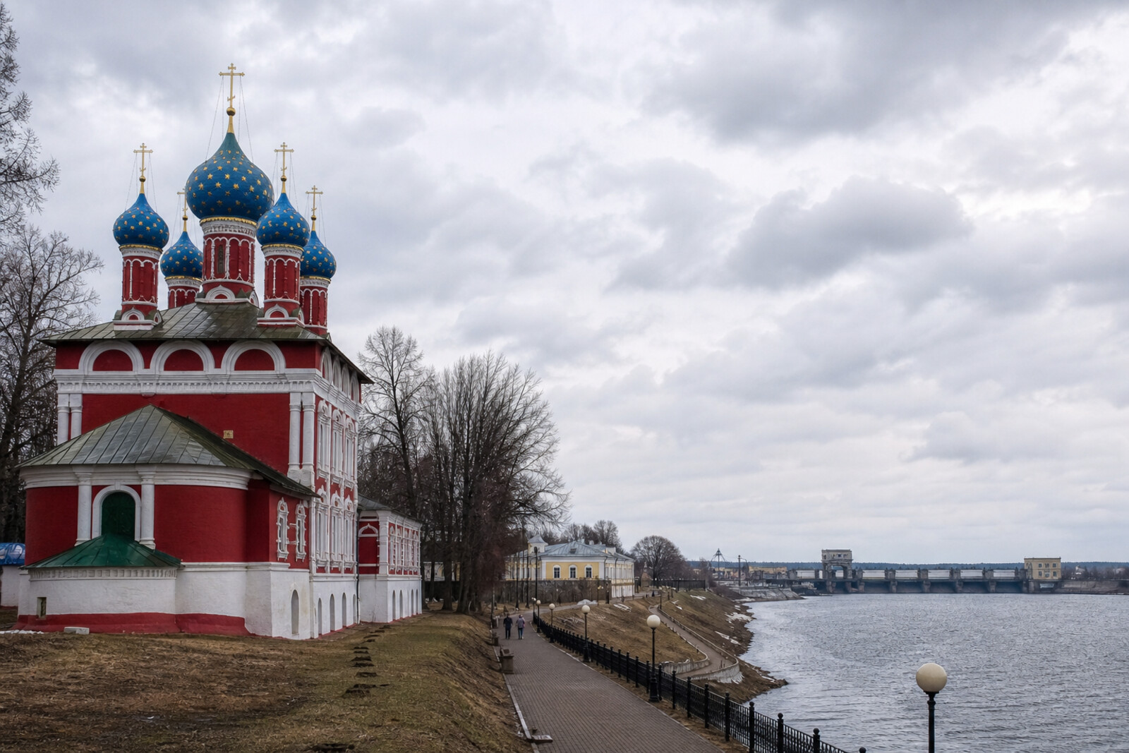 A route view of Uglich: the Church of Tsarevich Dmitry on the Blood above the Volga, merchant facades, and the distant line of the hydroelectric complex.