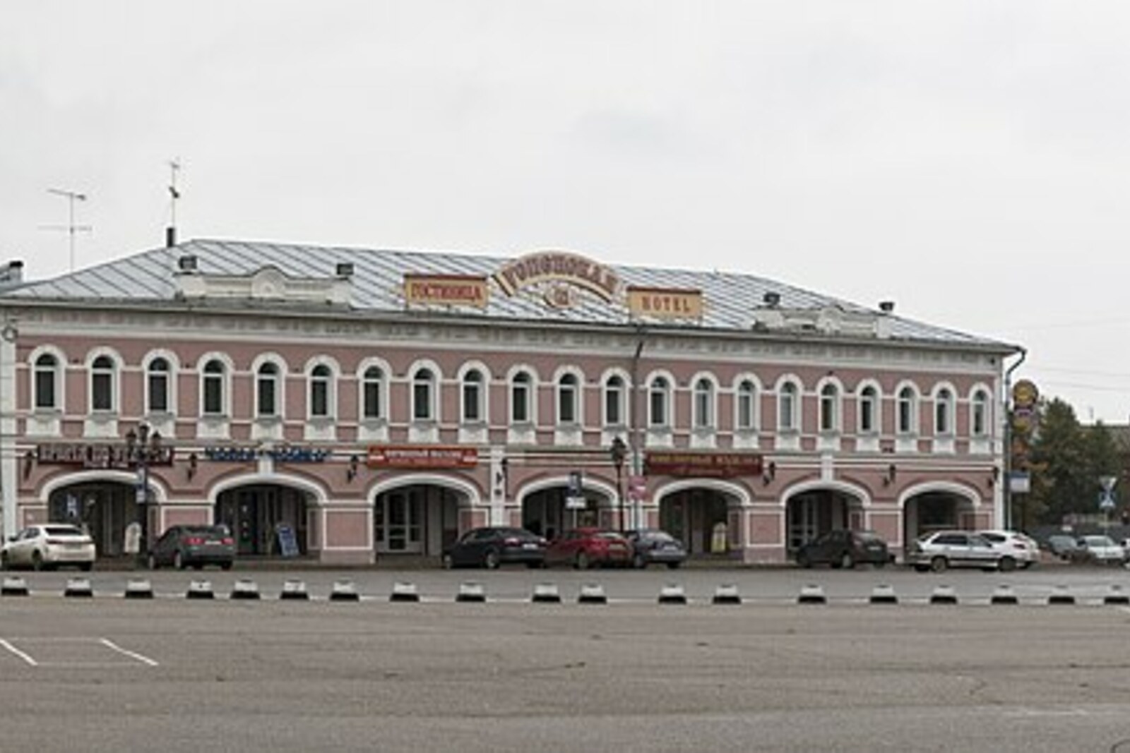 Panorama of Uspenskaya Square in Uglich, with trade rows and historic buildings.