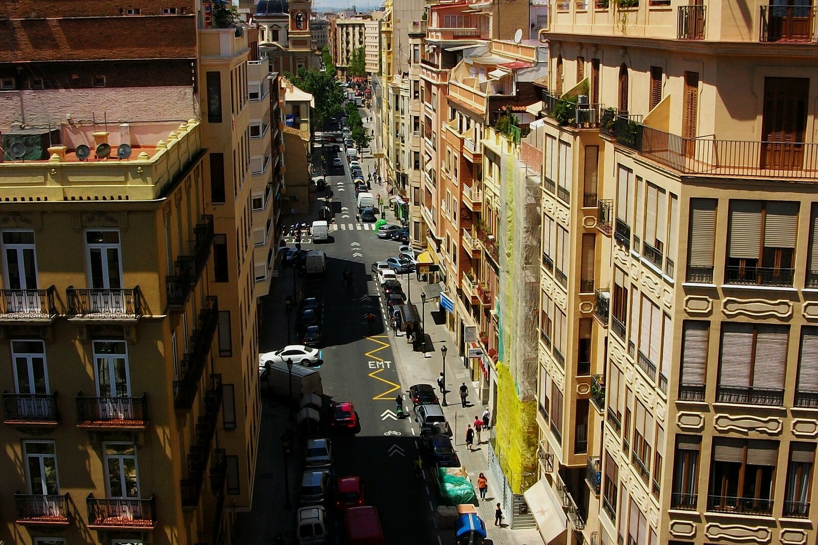Overhead view of Quart Street with houses, balconies, and city traffic.