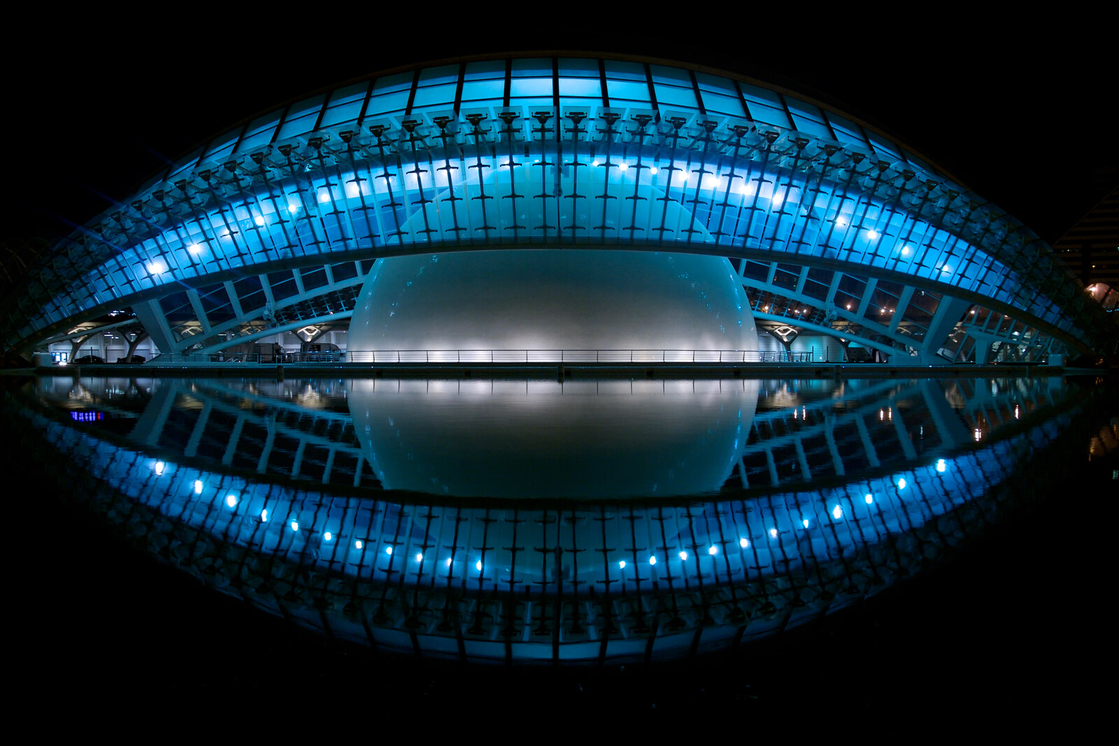 The white eye of the Hemisfèric is reflected in the water